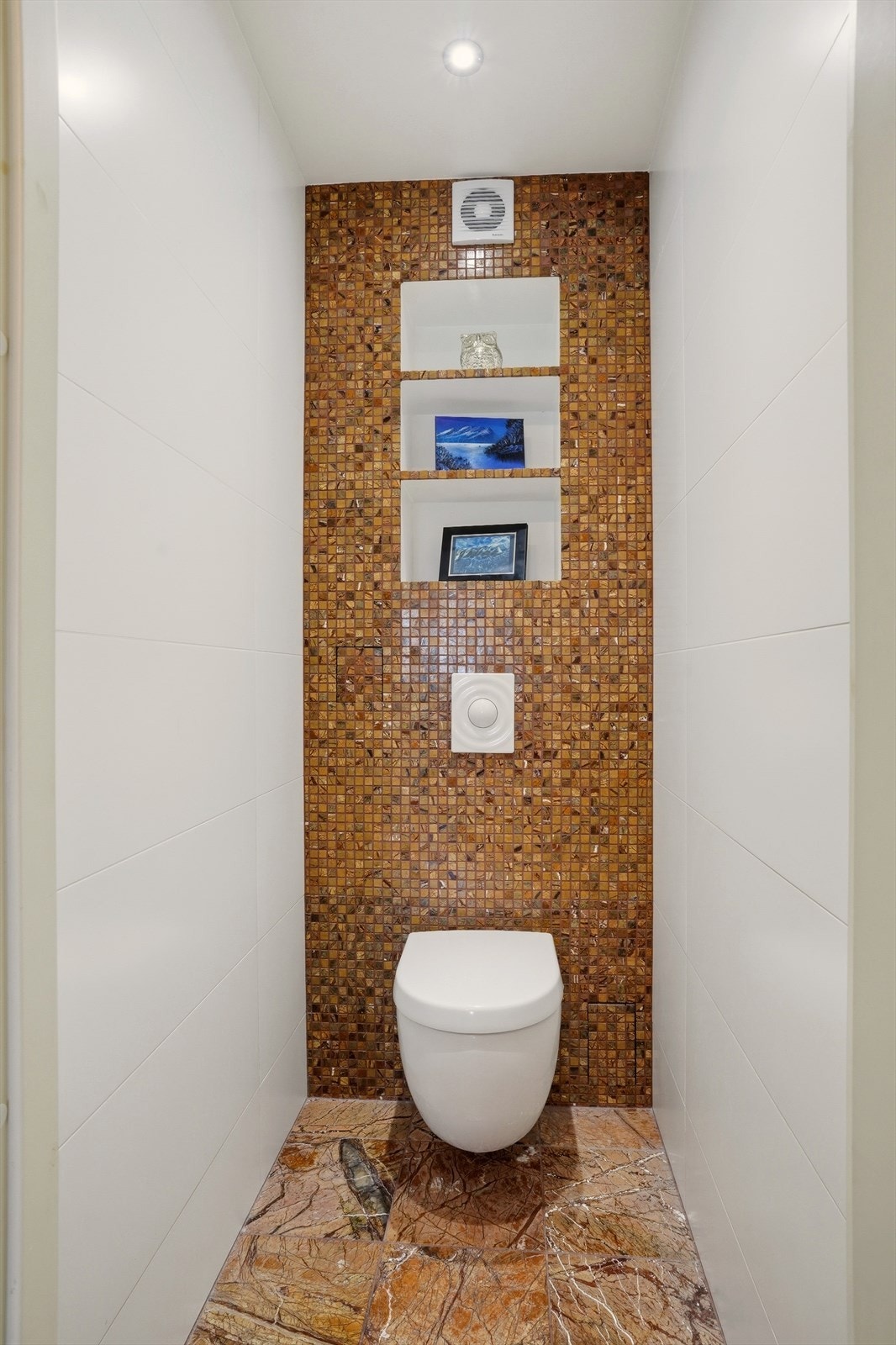 Toalettrommet i leiligheten inneholder veggmontert klosett. Galleribilde