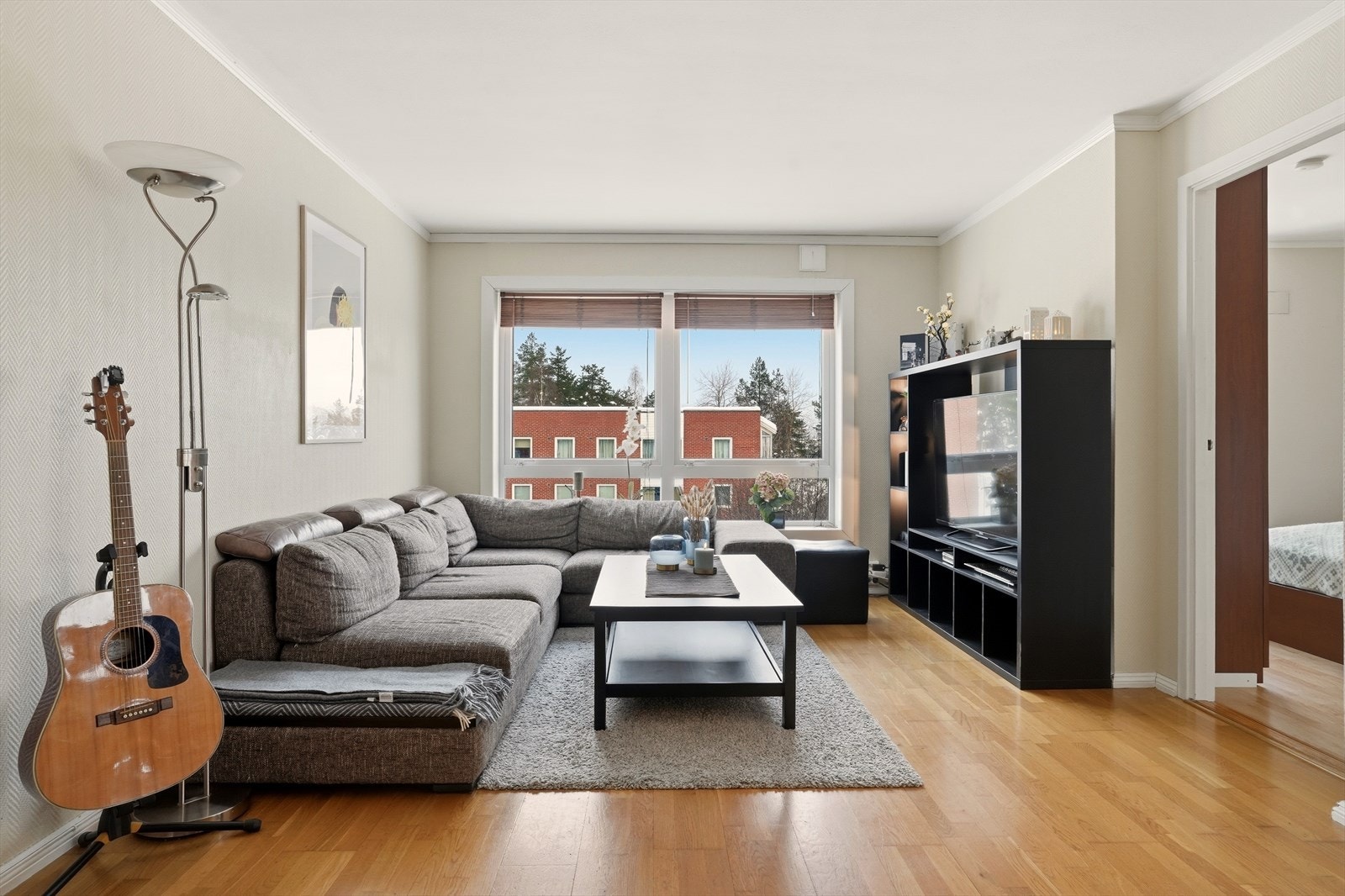 Leiligheten byr på en romslig stue med god plass til å innrede med blant annet sofagruppe. Stuen har også åpen løsning mot kjøkken. Galleribilde