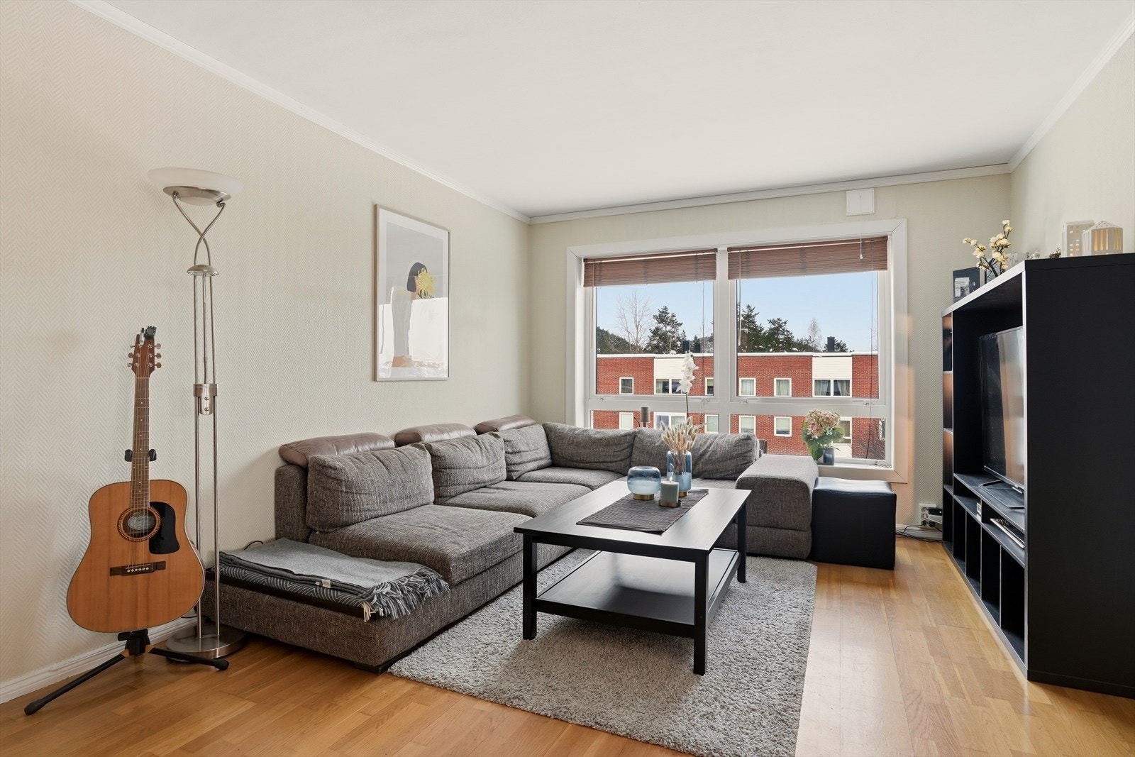 Store vindusflater som slipper inn rikelig med dagslys. Galleribilde