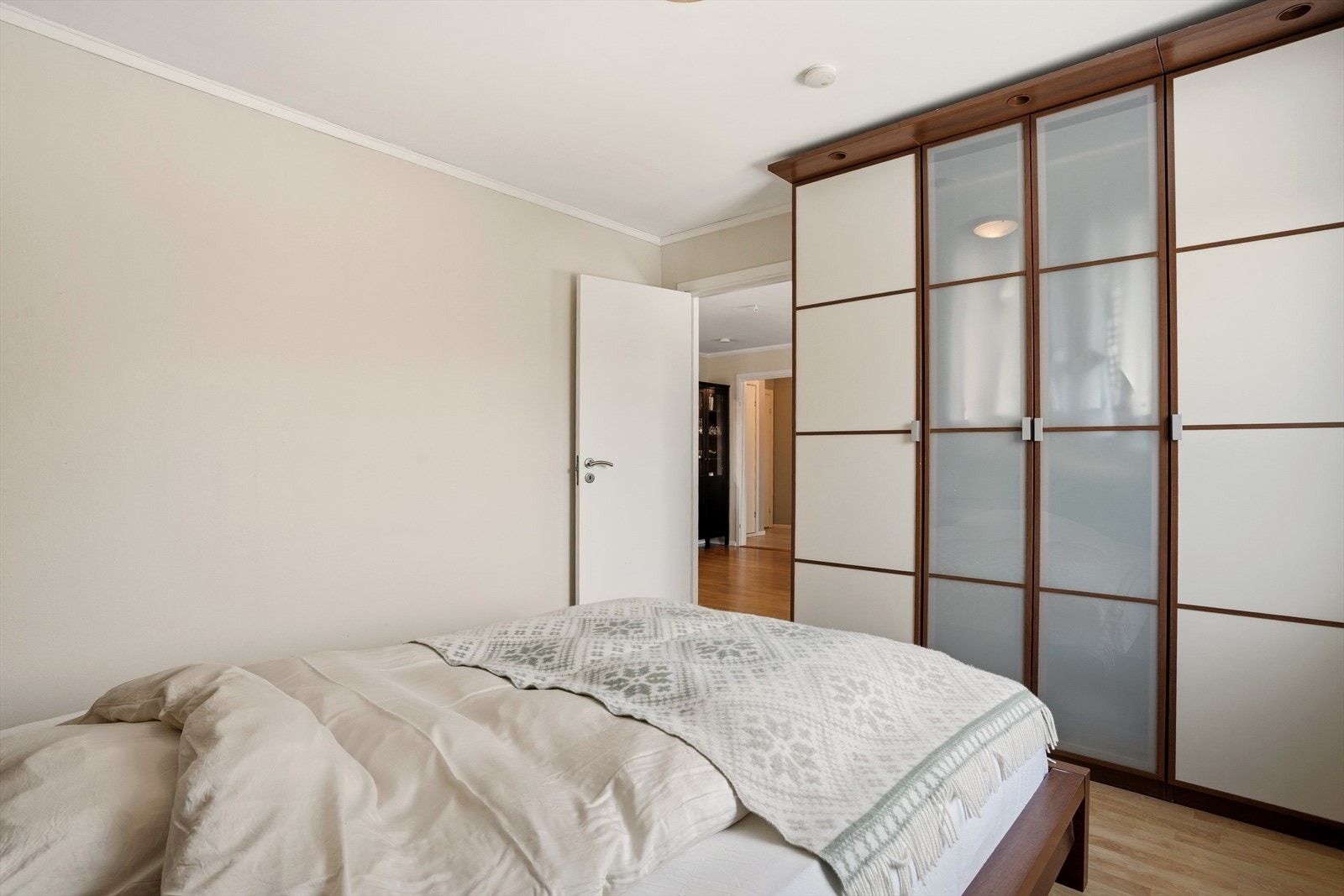 Hovedsoverom med praktisk stort garderobeskap, samt god plass til dobbeltseng. Galleribilde