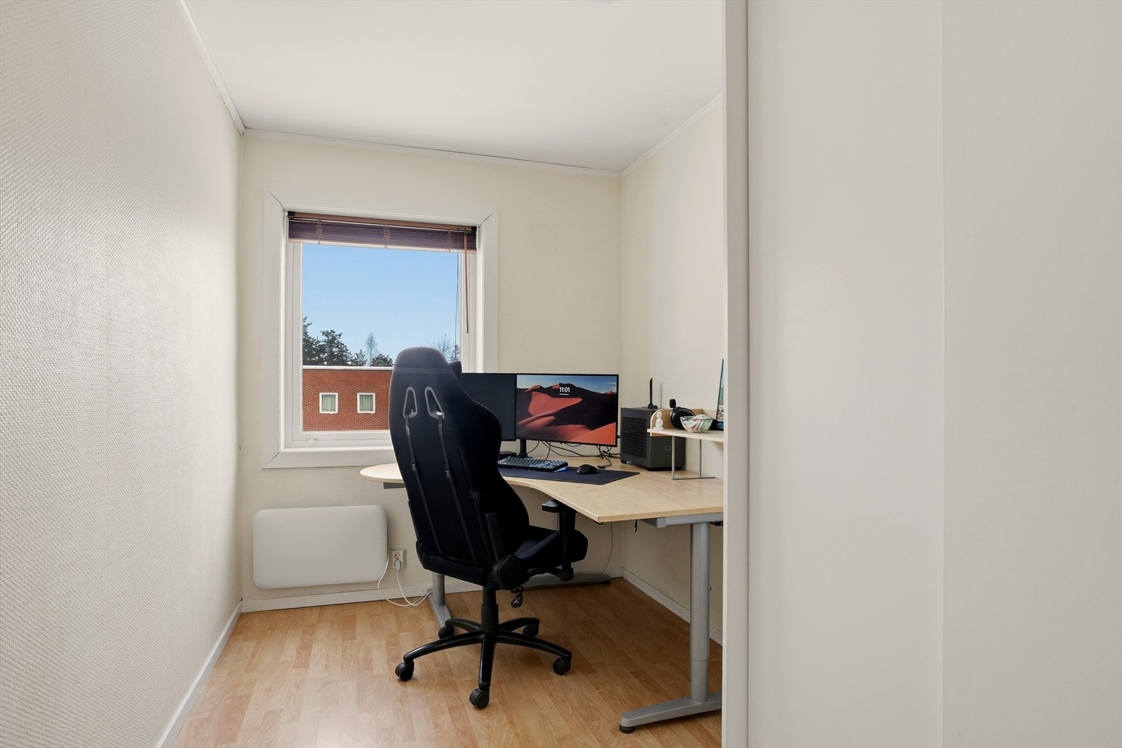 Soverom 2 i boligen. I dag brukt som kontor. Soverommet har god plass til seng, og har god skapplass. Galleribilde