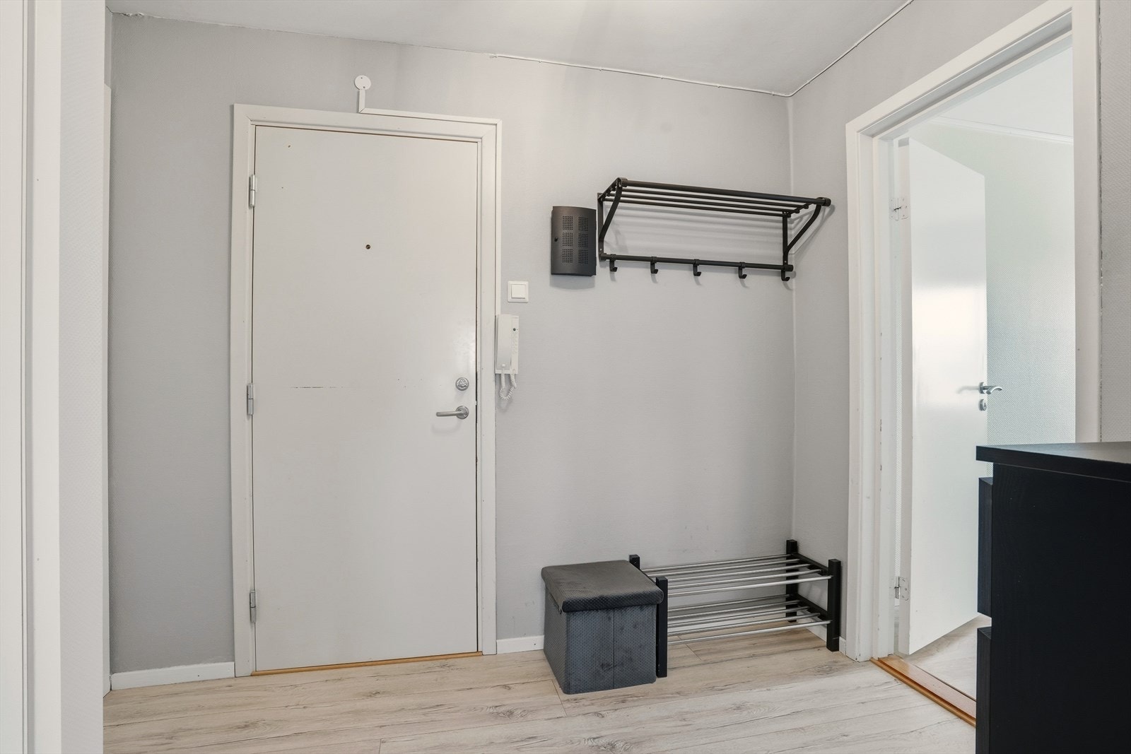 romslig entré med god plass til å henge fra seg yttertøy. Galleribilde