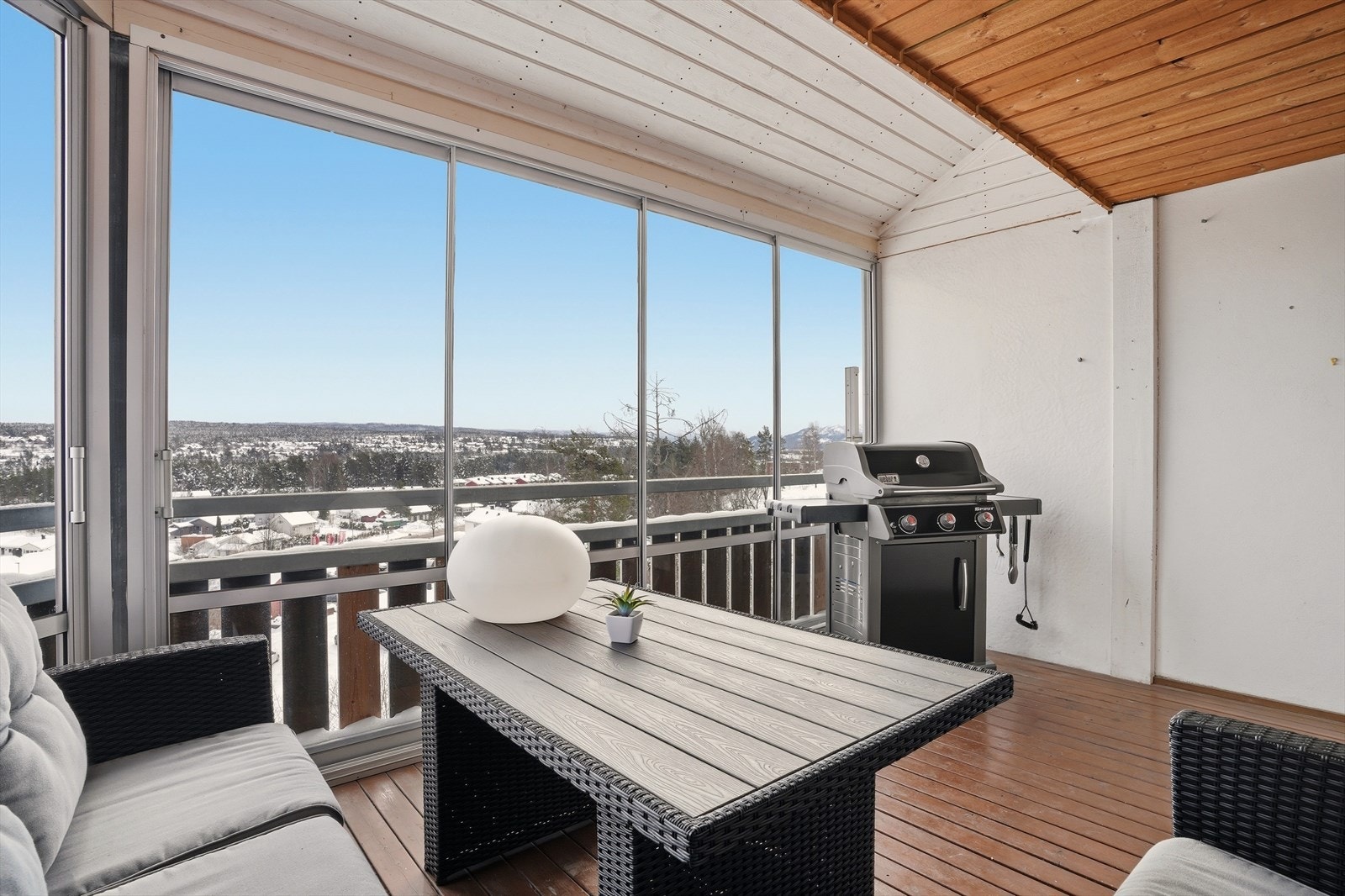 Boligen har innglasset balkong med god plass til utemøbler. Galleribilde