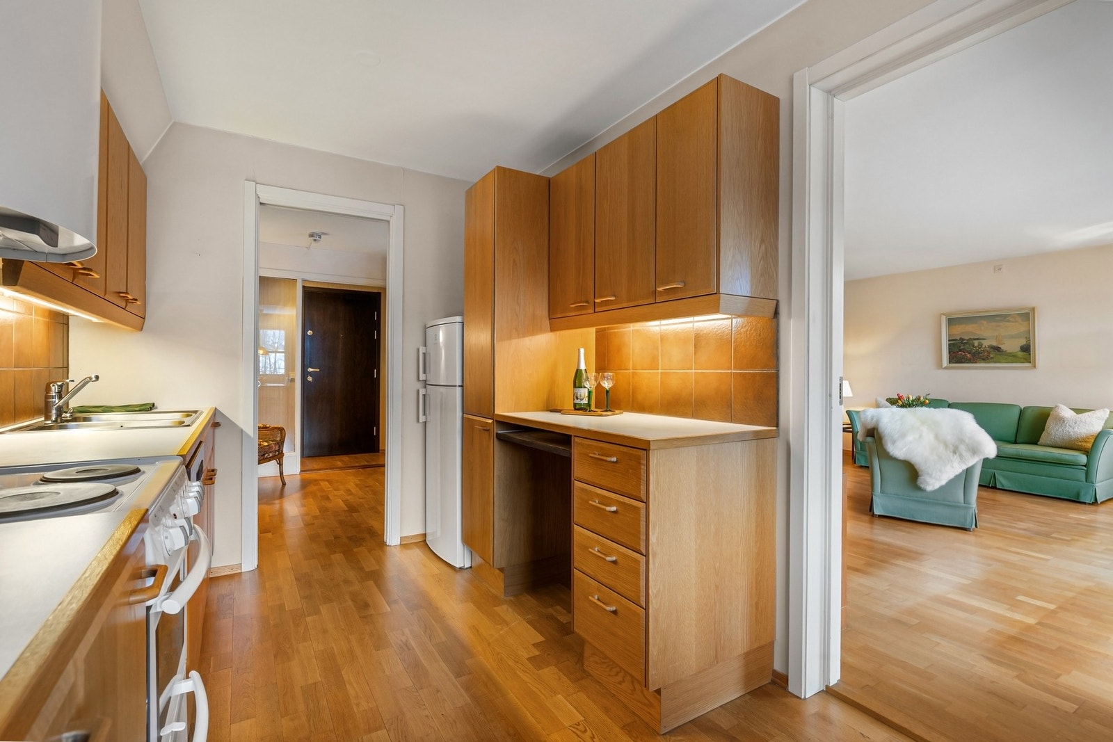 Kjøkkenet byr på mye skap- og benkeplass. Galleribilde