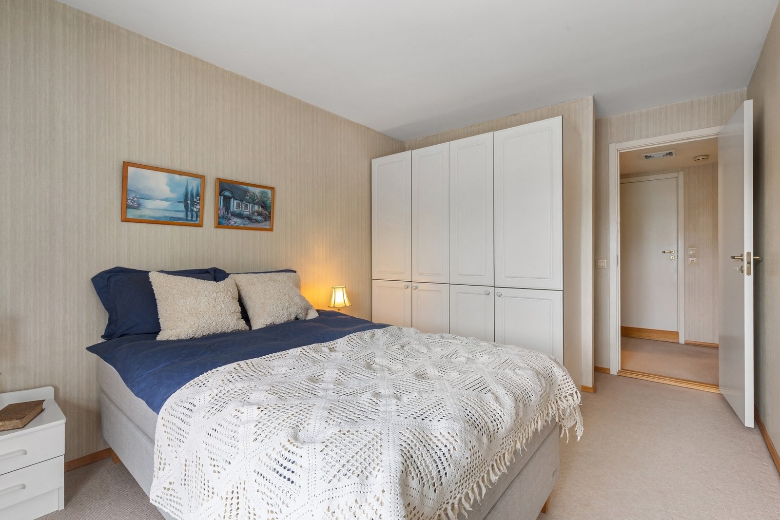 Godt med skapplass på soverommet. Galleribilde