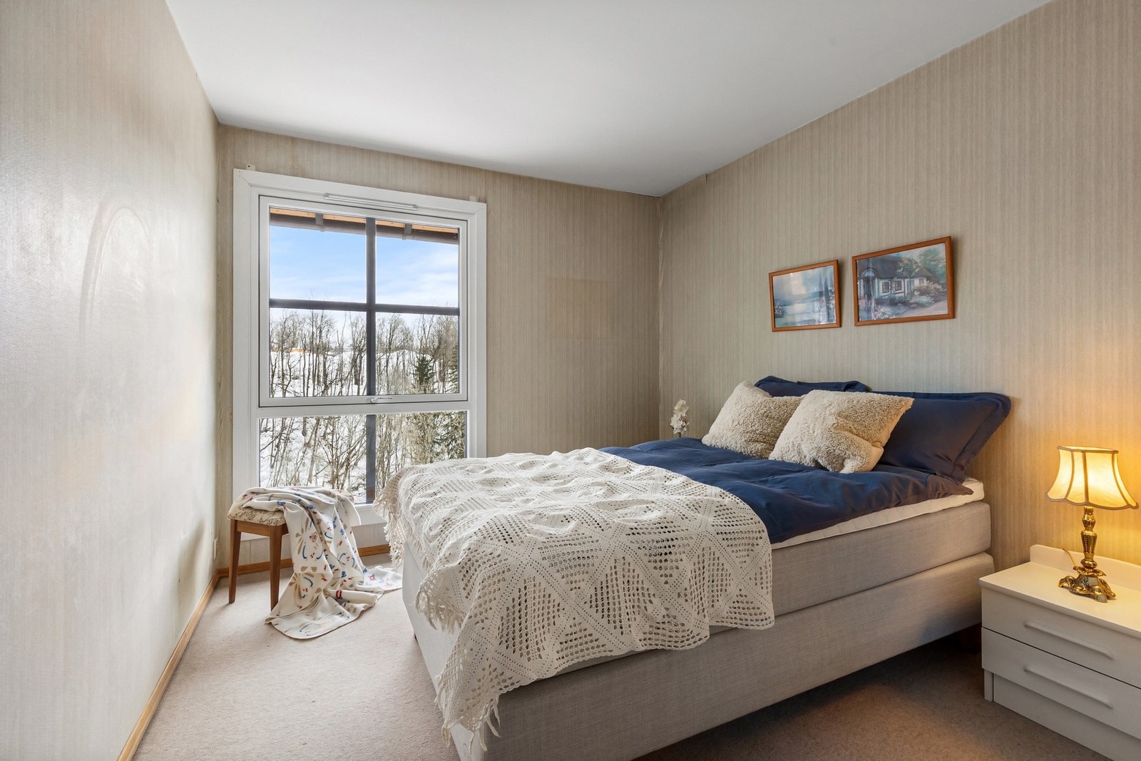 Soverommet er svært romslig med plass til dobbeltseng og tilhørende møblement. Galleribilde