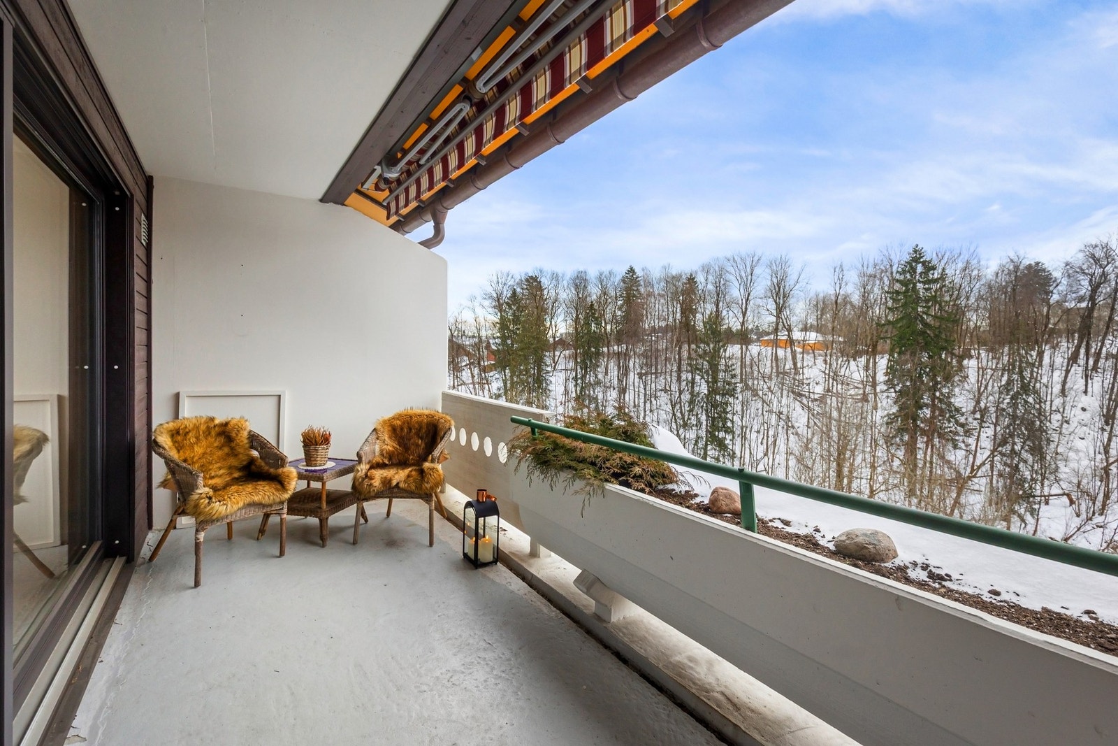 Stuen har utgang veranda med sol fra formiddag til sen kveld. Galleribilde