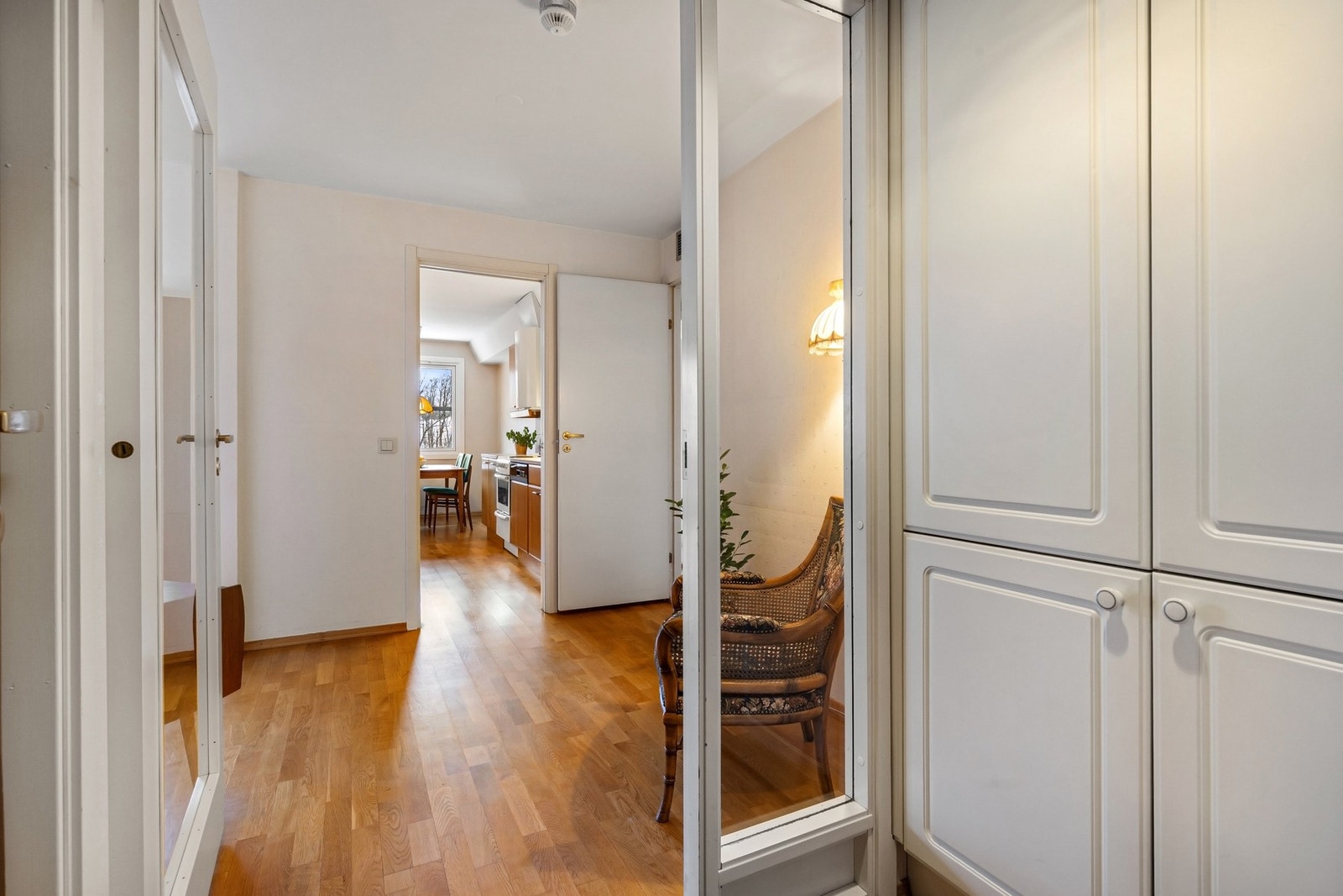 Romslig entré og gang. Galleribilde