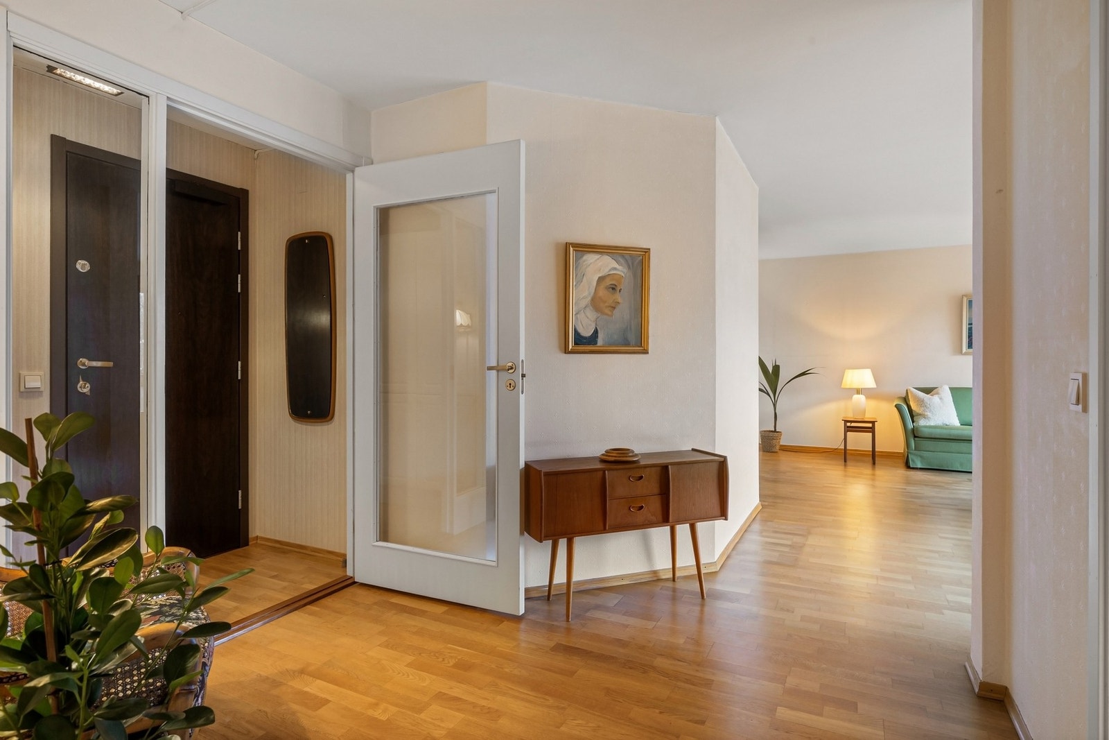 Fra entréen er det adkomst videre inn til boligens gang og øvrige rom. Galleribilde