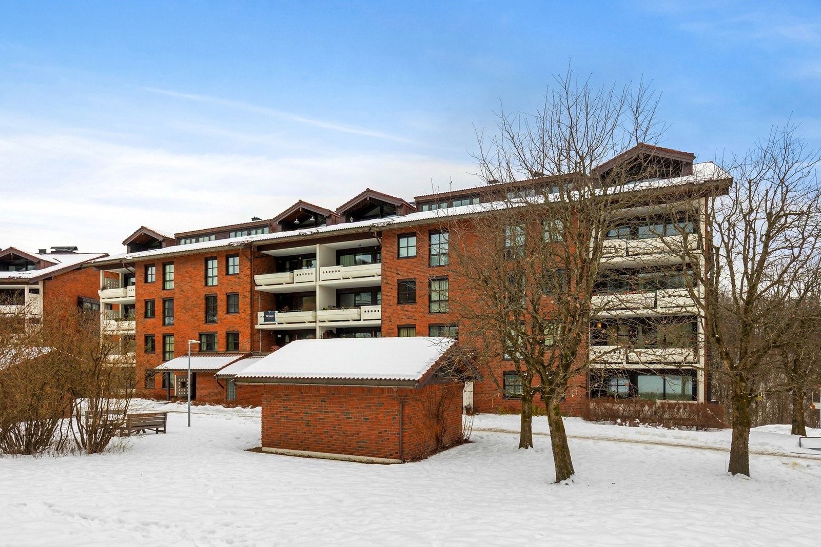 Sameiet har en stor og frodig tomt på ca. 40 mål. Området består av store frukttrær, plener og friarealer. Sykkellboder ved inngangsparti. Galleribilde