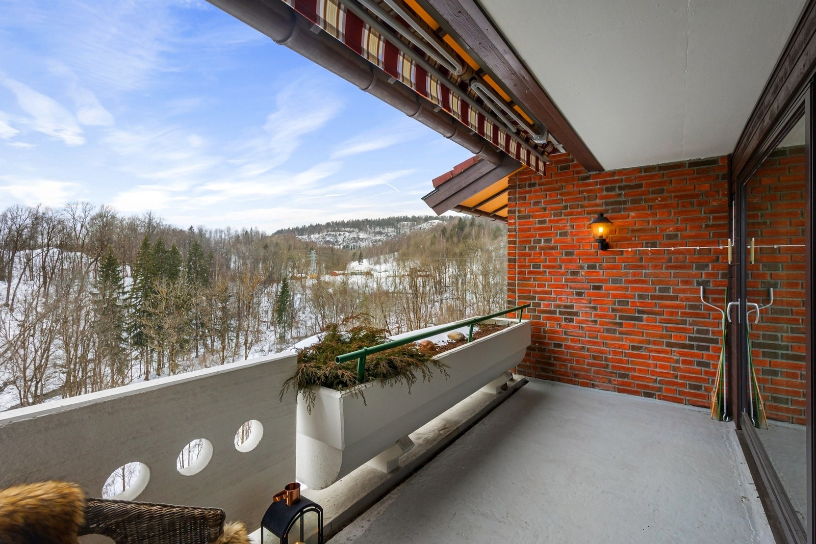 Nydelig beliggende stor 2-roms leilighet (81 BRA) med heisadkomst, garasjeplass og en sydvestvendt veranda på 9 kvm. Galleribilde