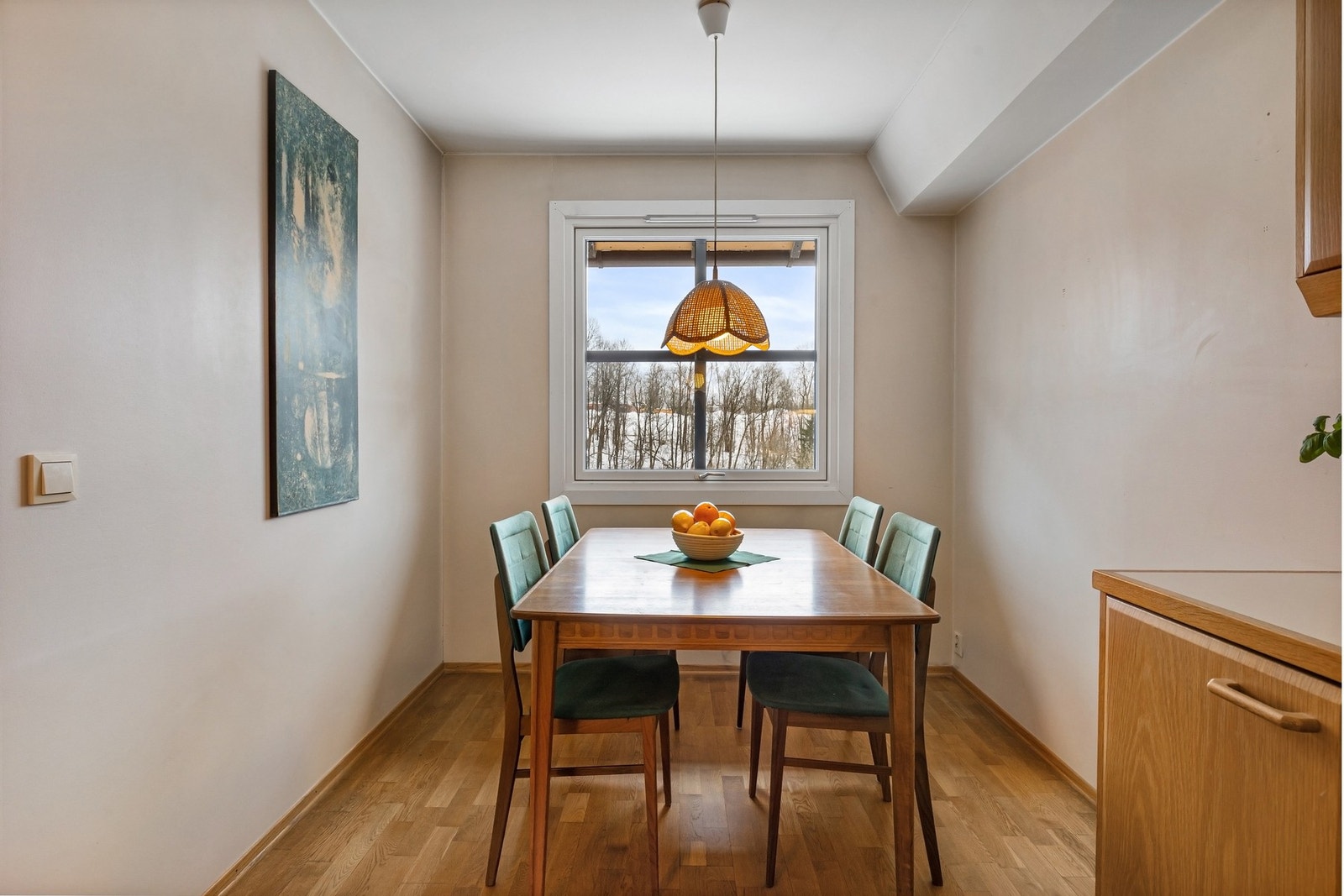 Hyggelig spiseplass ved vinduet på kjøkkenet. Her kan man følge med på fuglelivet. Galleribilde