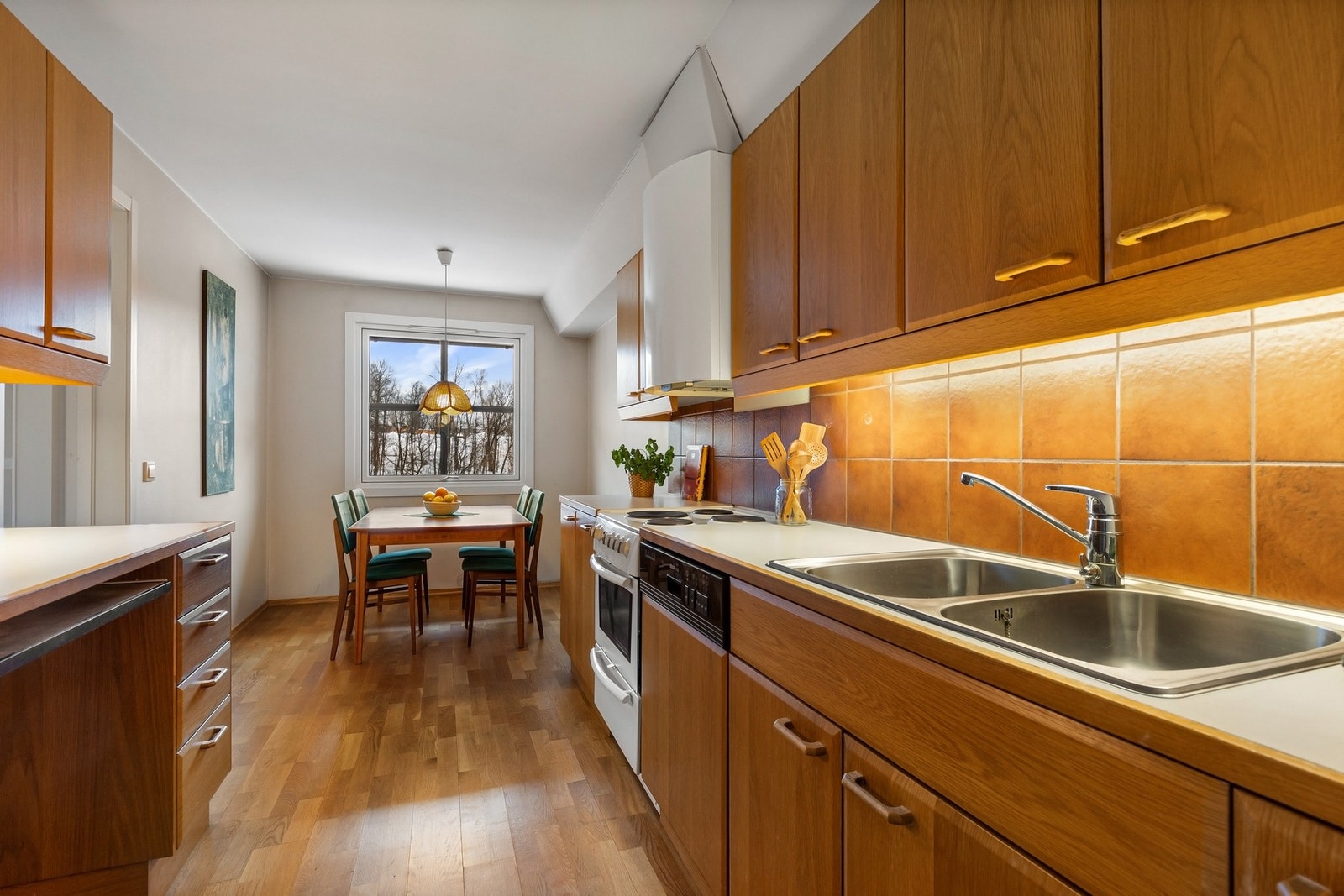 Separat kjøkken med spiseplass ved vinduet. Adkomst fra både gang og stue. Galleribilde