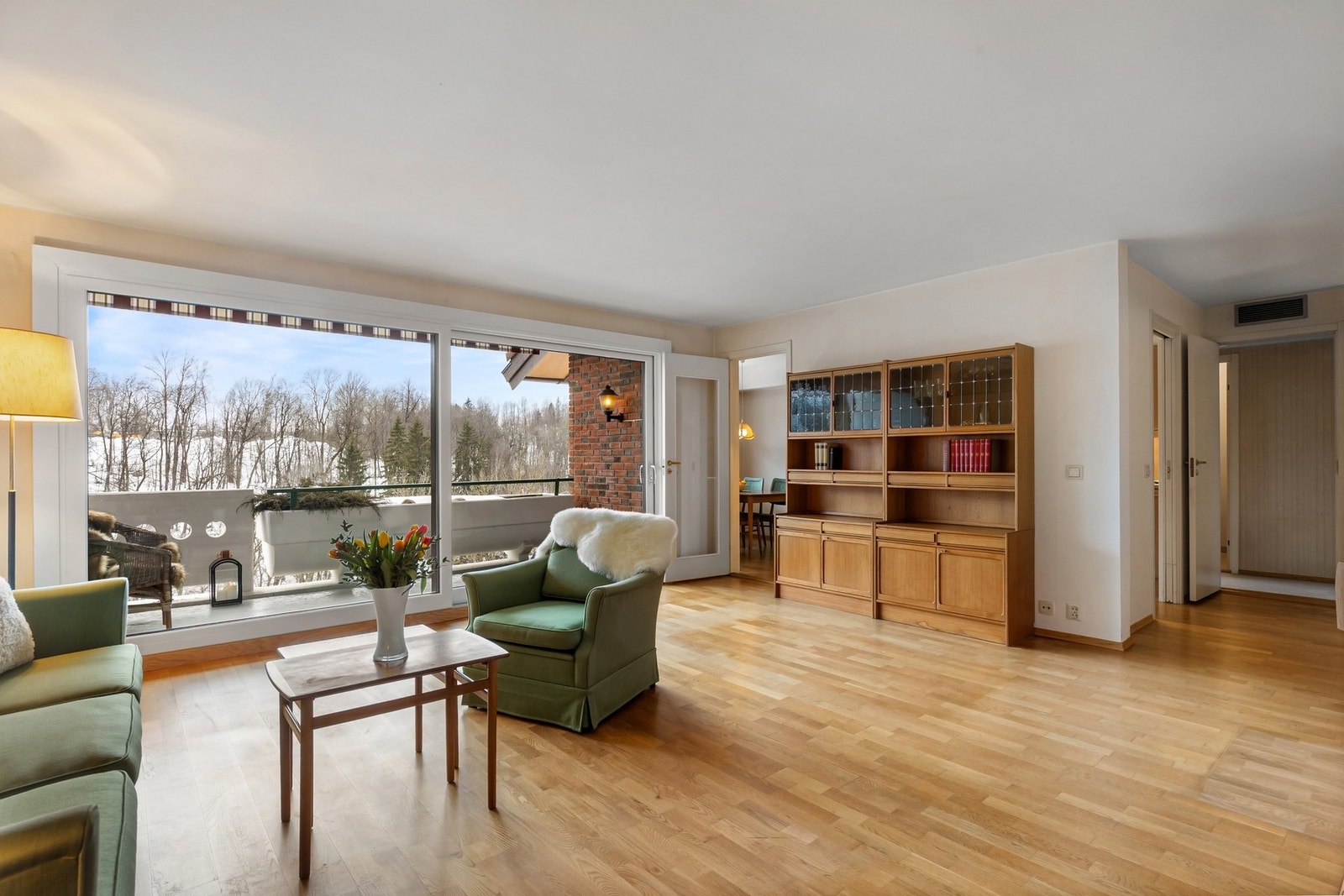 Lys stue med peis og utgang solrik veranda. Hev/senk dør gir mye lys og masse utsyn. Galleribilde