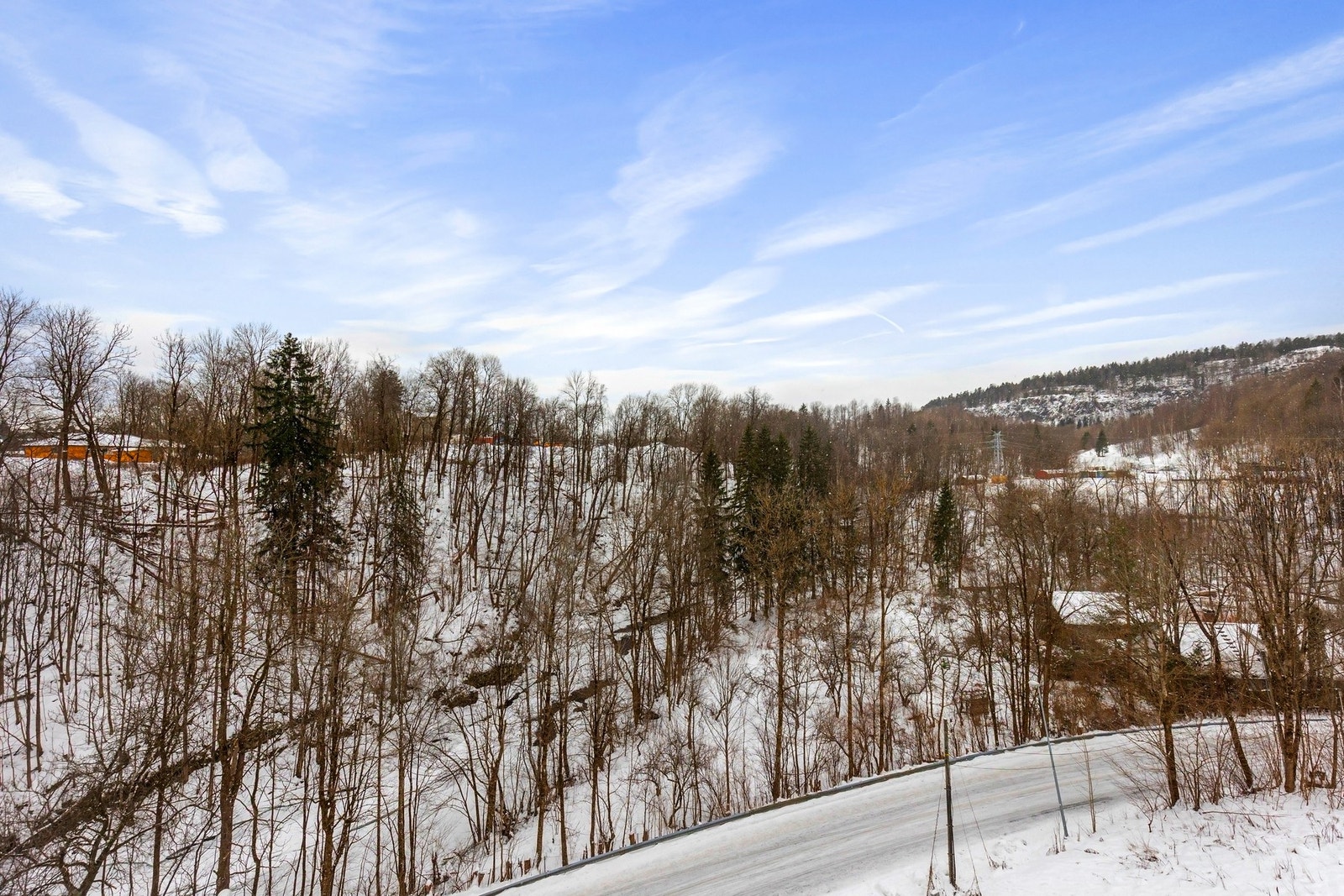 Leiligheten har en meget god internbeliggenhet i sameiet. Helt grønt og usjenert på sommeren. Galleribilde