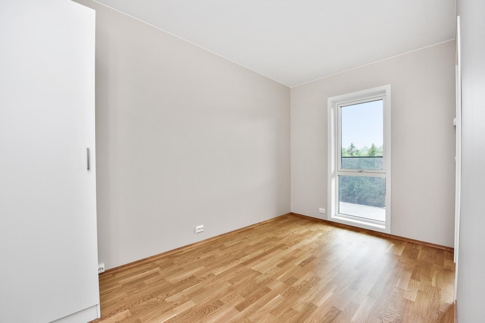 Soverom med garderobeskap og to inngangsdører. Galleribilde