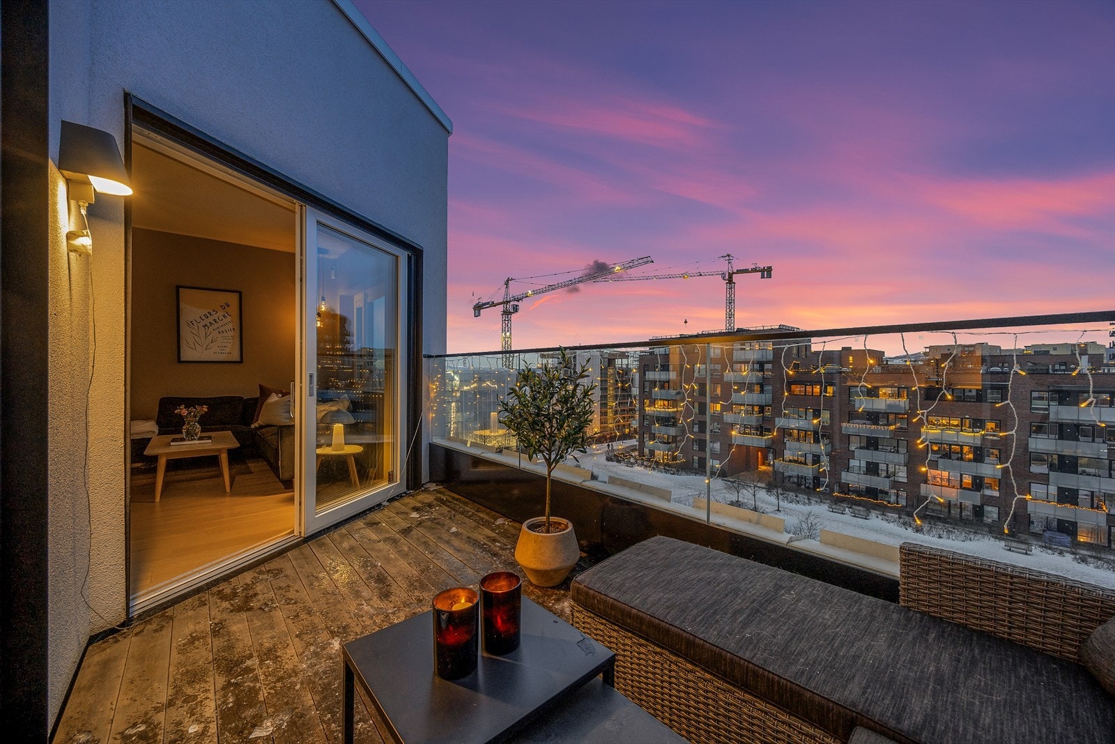 Balkongen er også et hyggelig uterom på kveldstid, med egen utebelysning Galleribilde