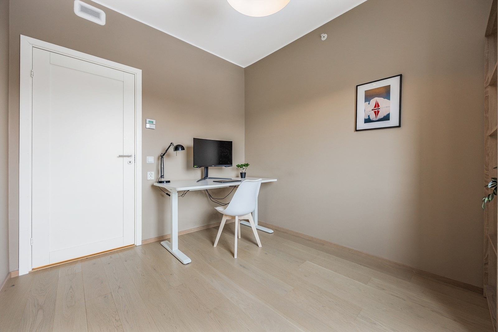 Også dette rommet har parkettgulv og vannbåren gulvvarme for jevn temperatur Galleribilde