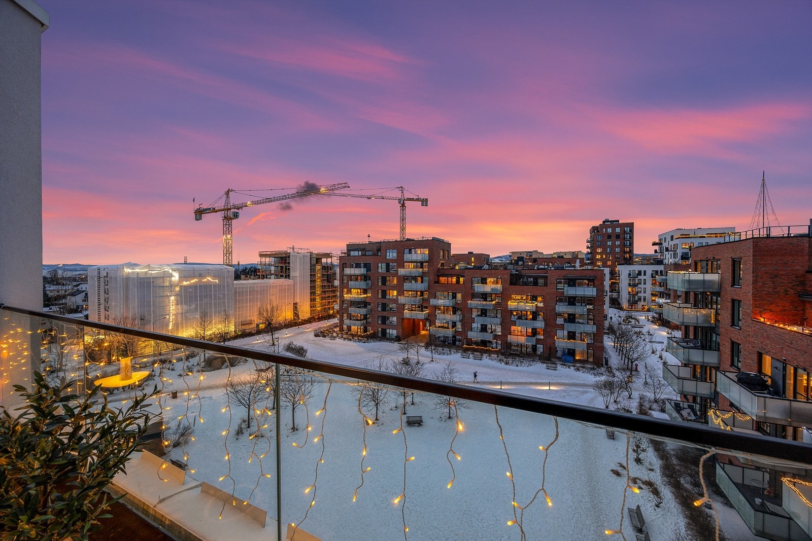 Utsikt fra balkongen mot Løren på kveldstid Galleribilde