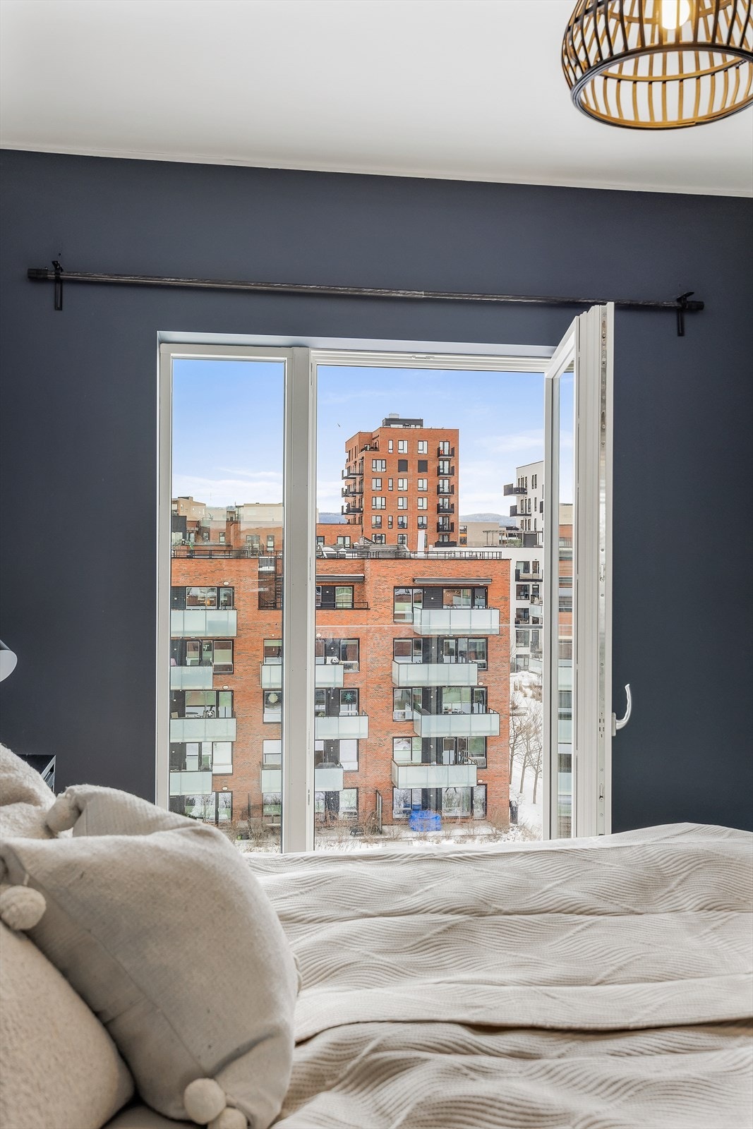 Vinduene på soverommet gir godt med dagslys og kan åpnes for lufting Galleribilde