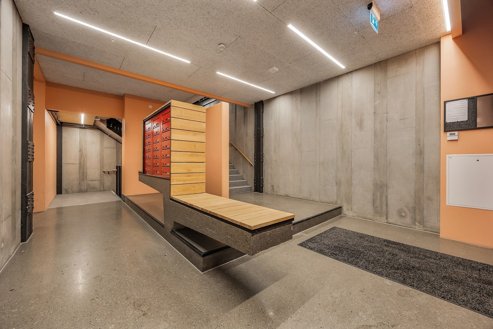 Felles inngangsparti med postkasser og trappeadkomst Galleribilde