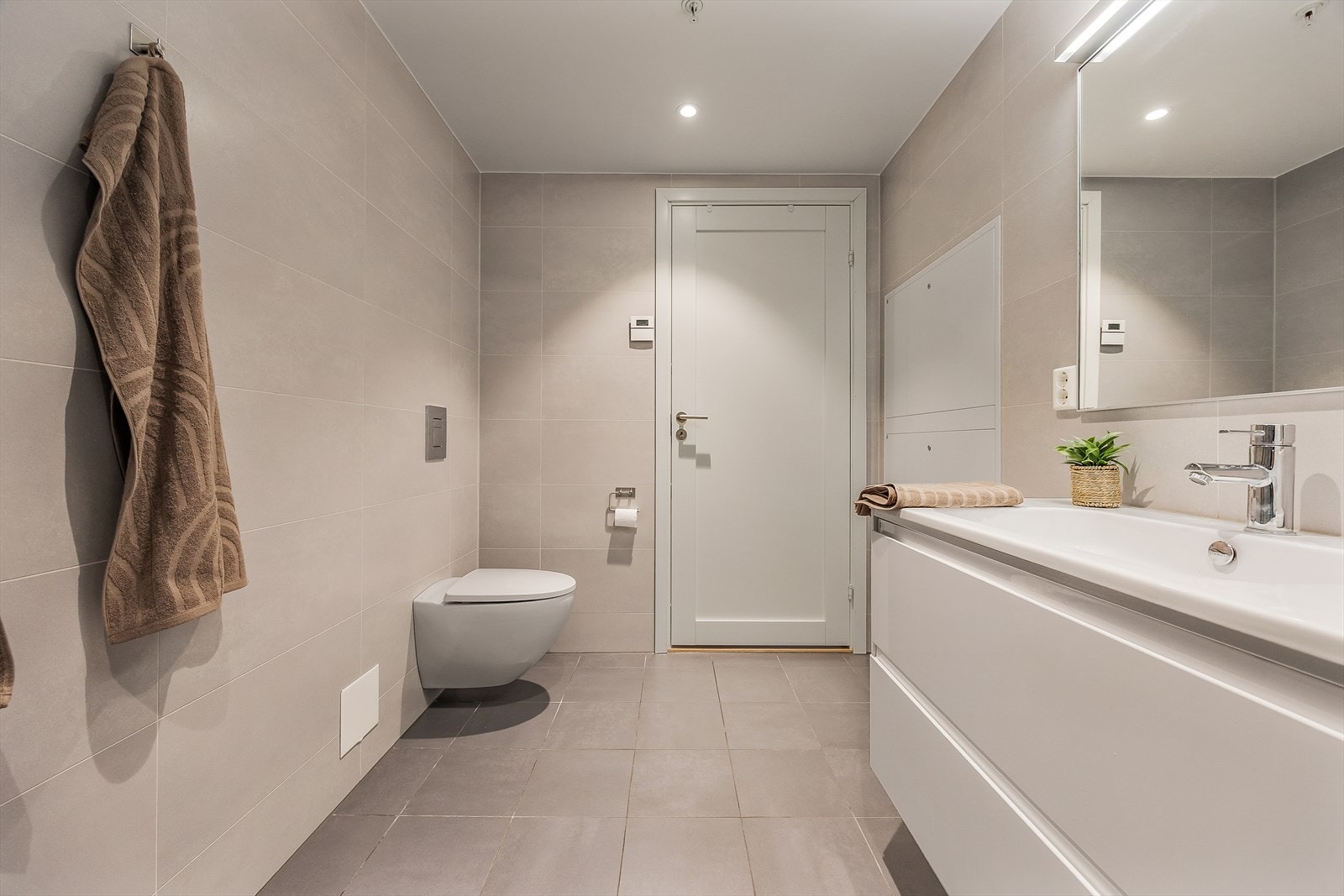 Delikat, flislagt bad fra 2020 med vannbåren gulvvarme for ekstra komfort Galleribilde