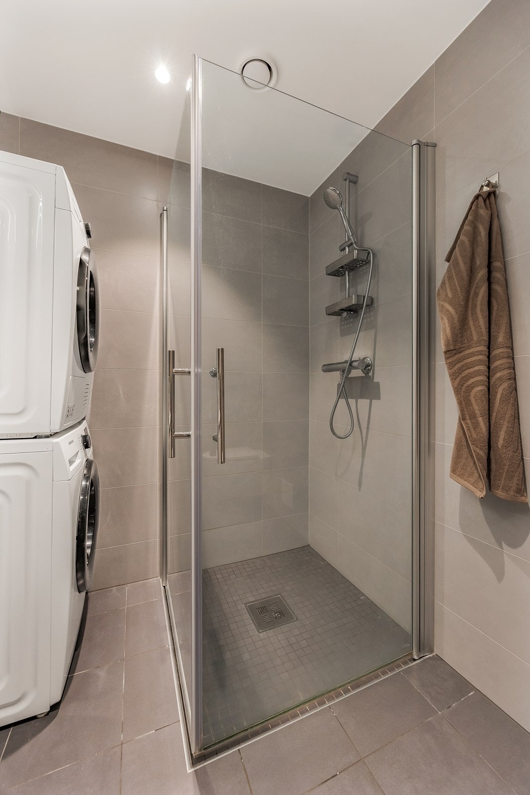 Dusjsonen har sluk i stål og moderne armatur Galleribilde