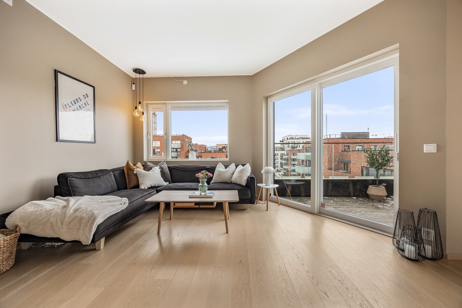 Stuen er det sentrale rommet, med god plass til både sofagruppe og spiseplass Galleribilde