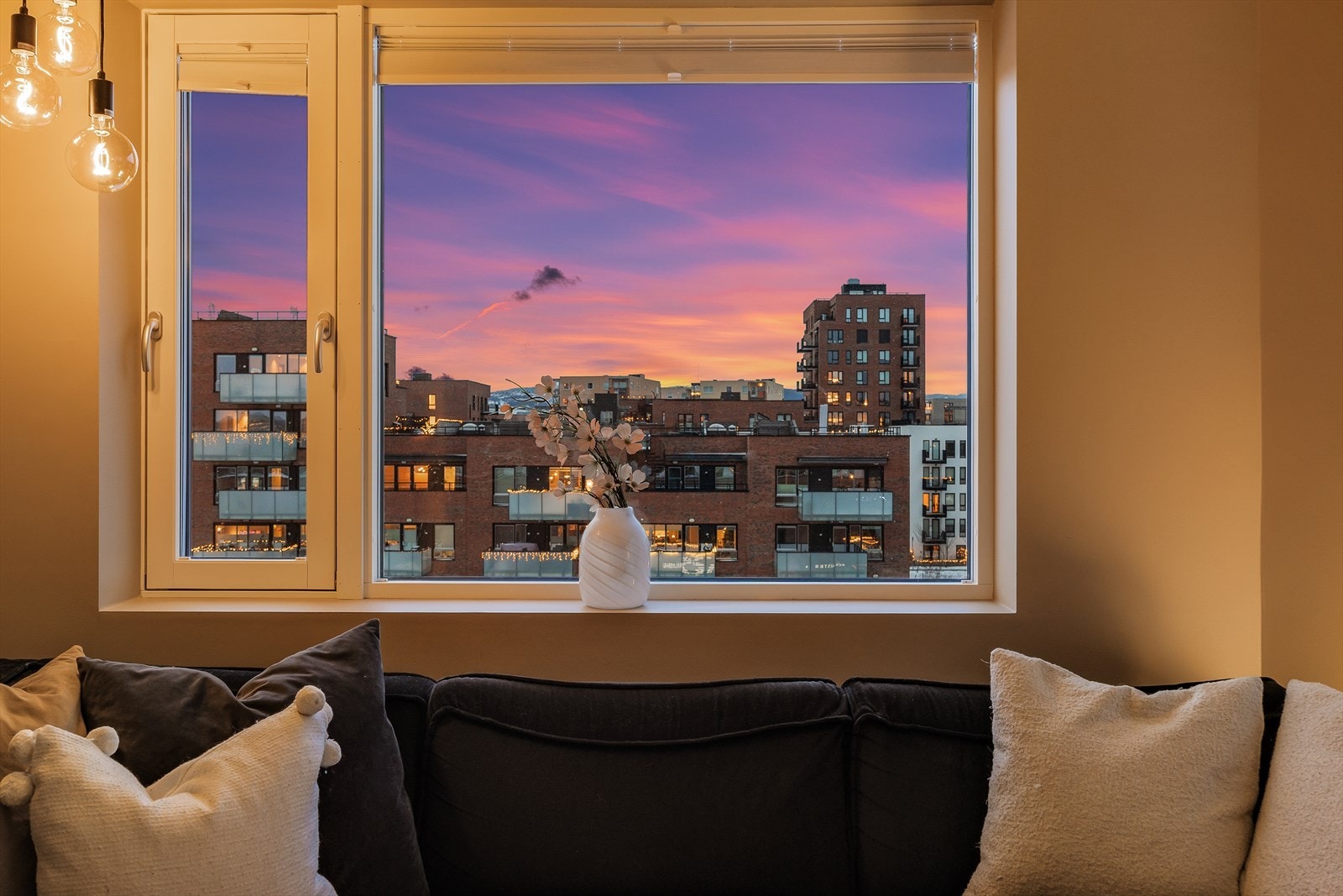 Fra stuevinduet kan man nyte utsikten mot omgivelsene Galleribilde