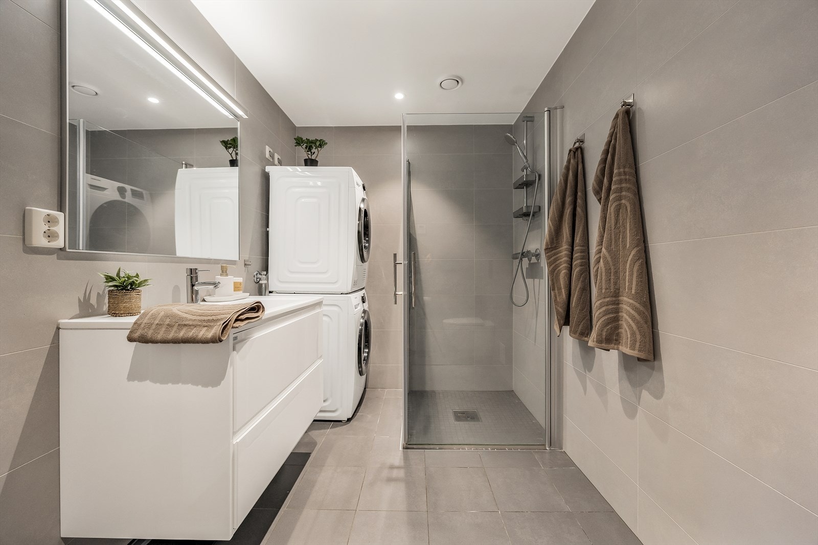 Praktisk servantinnredning med god oppbevaring og opplegg for vaskesøyle Galleribilde