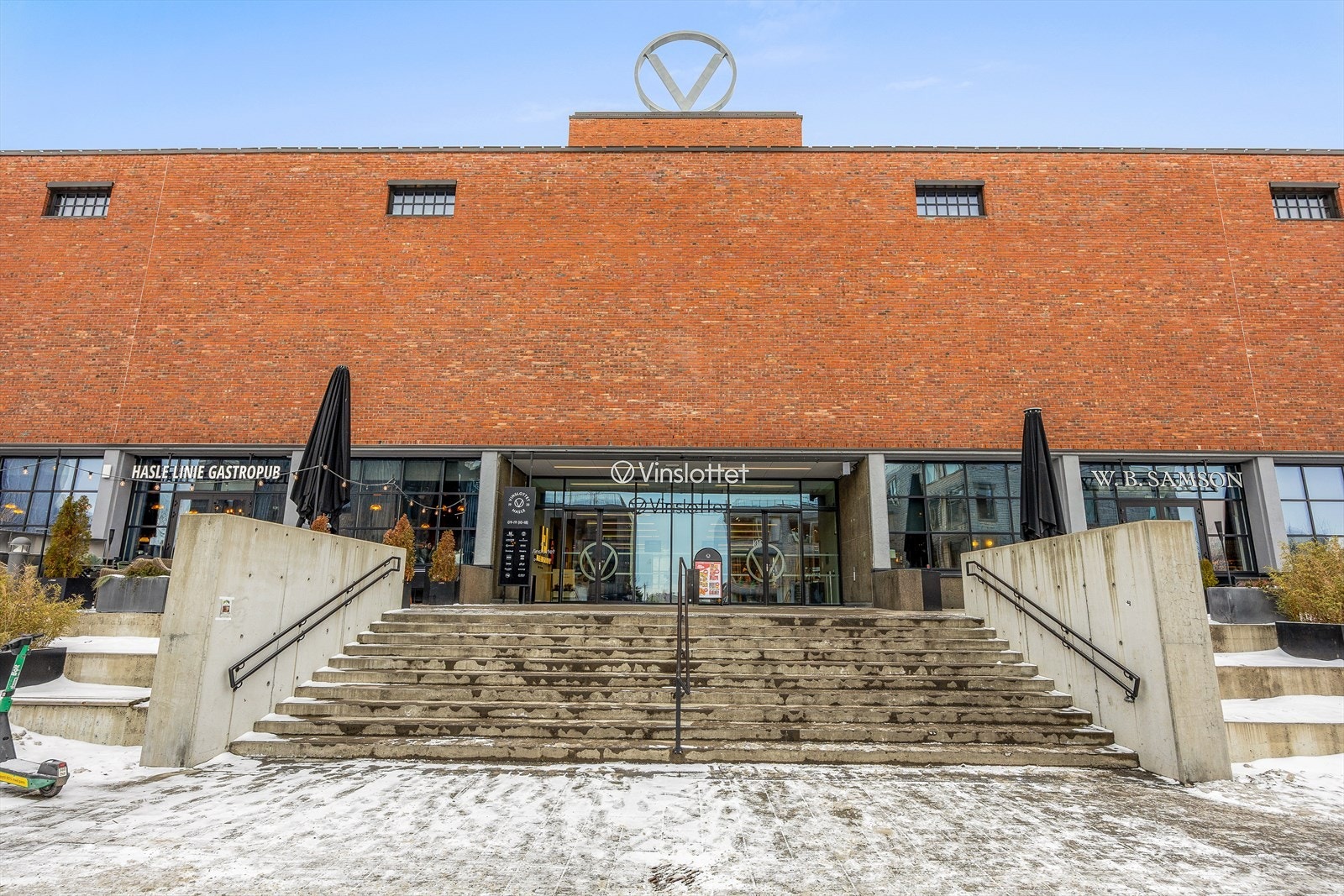 Ikoniske Vinslottet ligger i umiddelbar nærhet og tilbyr et rikt utvalg av serveringssteder og butikker Galleribilde