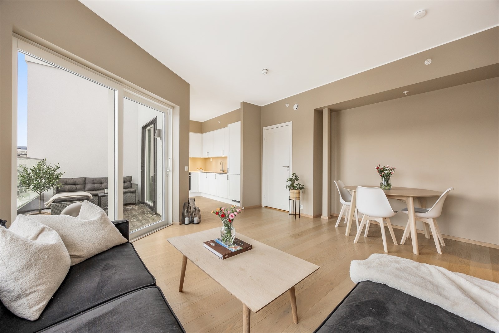 Store vindusflater og balkongdør med isolerglass slipper inn rikelig med naturlig lys Galleribilde