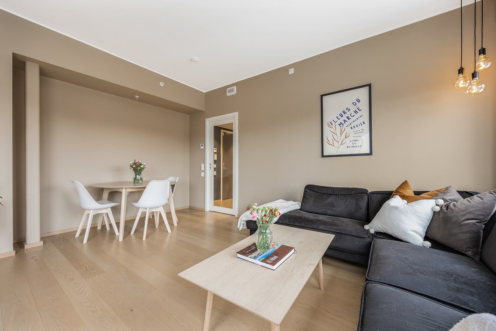 Gjennomgående parkett og vannbåren gulvvarme sørger for et behagelig inneklima Galleribilde