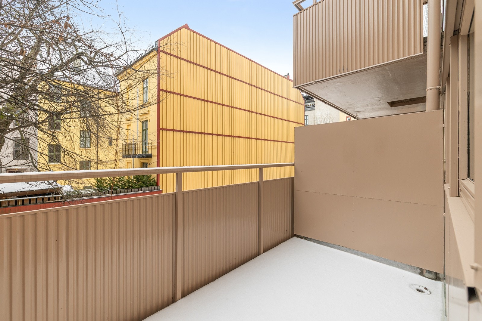 hovedsoverommet kommer du til leilighetens balkong vendt mot rolig bakgård. Galleribilde