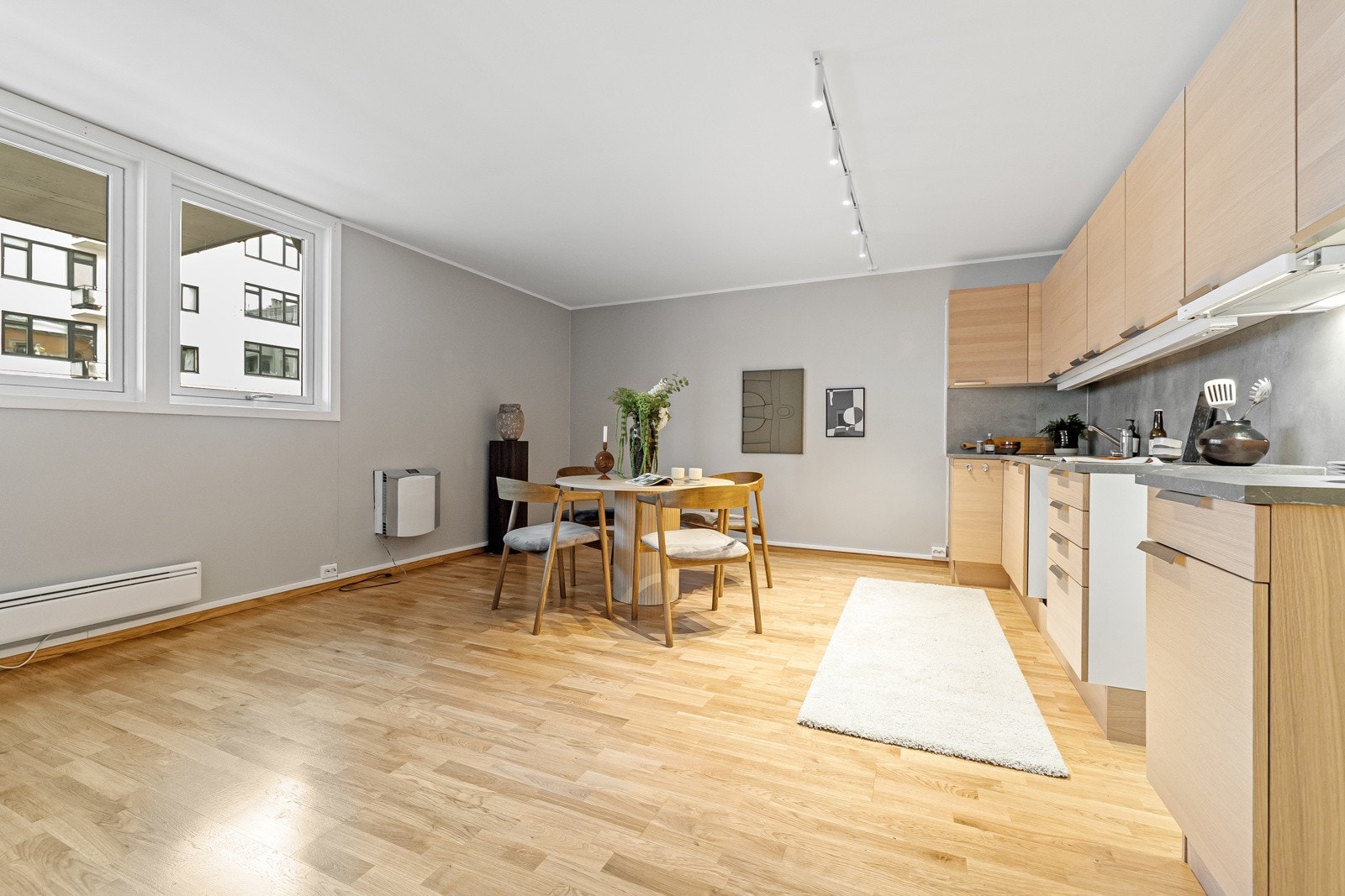 Romslig stue med åpen stue-/kjøkkenløsning som skaper et sosialt oppholdsrom. Galleribilde