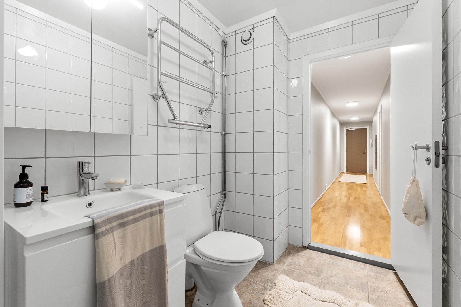 Badet er utstyrt med mekanisk avtrekk og opplegg for vaskemaskin. Galleribilde