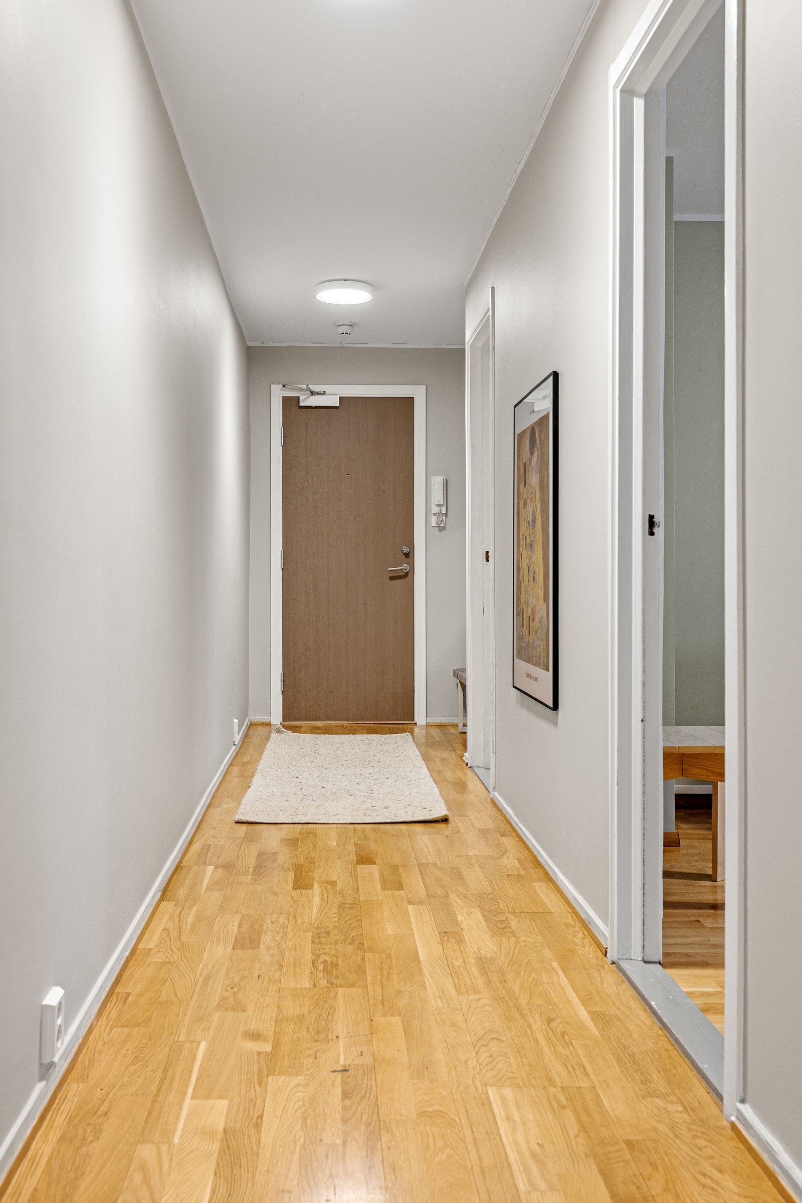 Romslig entré med plass til garderobeskap. Galleribilde