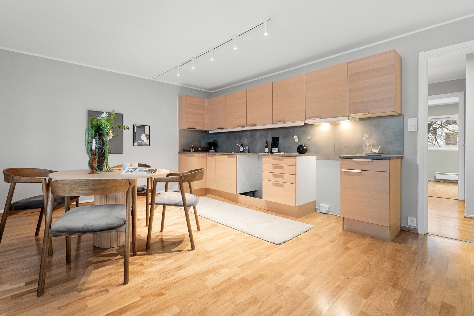 Tvis kjøkken fra 2022 med glatte fronter og laminat benkeplate. Galleribilde