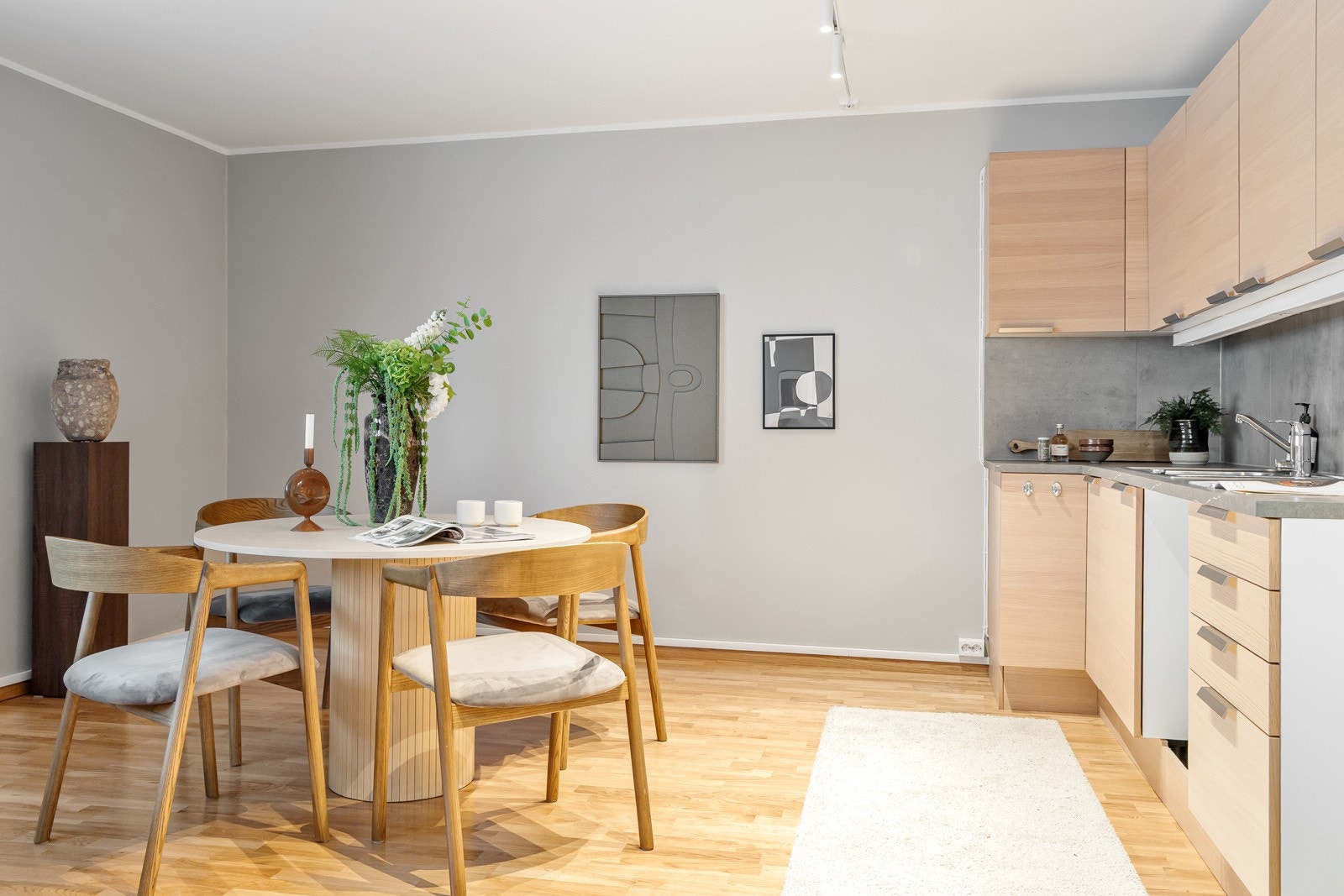 Nedfelt oppvaskkum i stål med 1 1/2 kum og ettgreps armatur fra Oras. Galleribilde