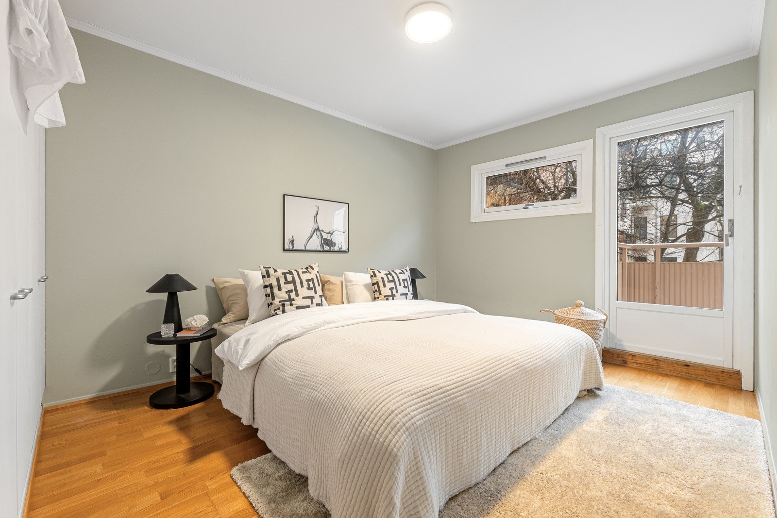 Hovedsoverommet er av god størrelse med plass til dobbeltseng, nattbord og garderobeskap. Galleribilde