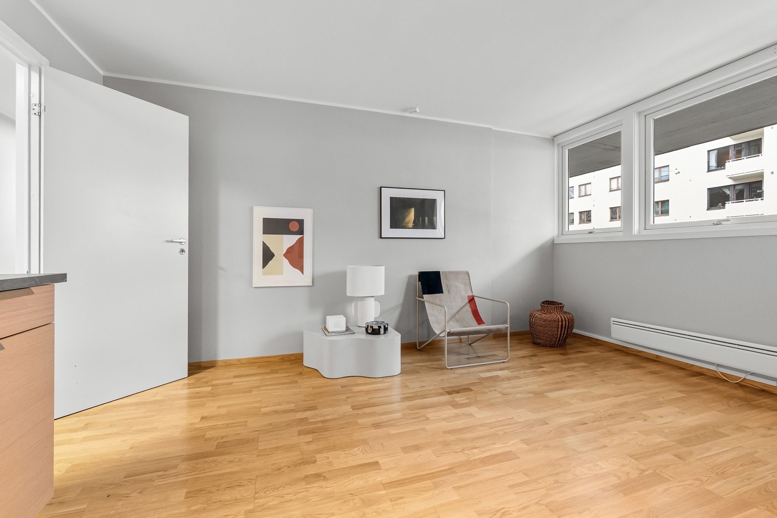 God plass til spisebord og sofagruppe med øvrig møblement. Galleribilde