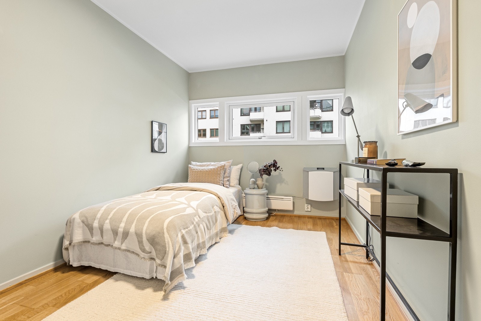 Soverom II og III er også romslige, med plass til seng, nattbord og garderobeskap. Galleribilde