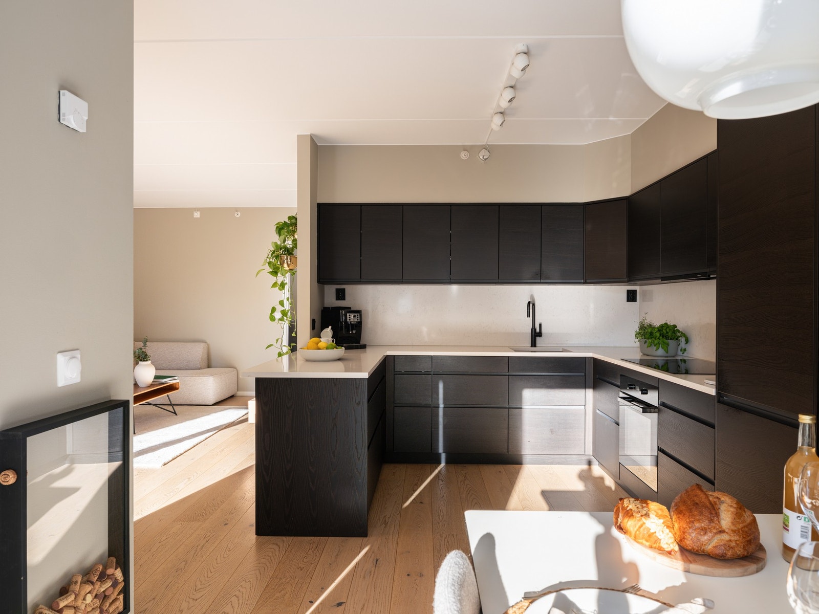 Benkeplate i lys komposittstein står i fin kontrast til den mørke innredningen Galleribilde