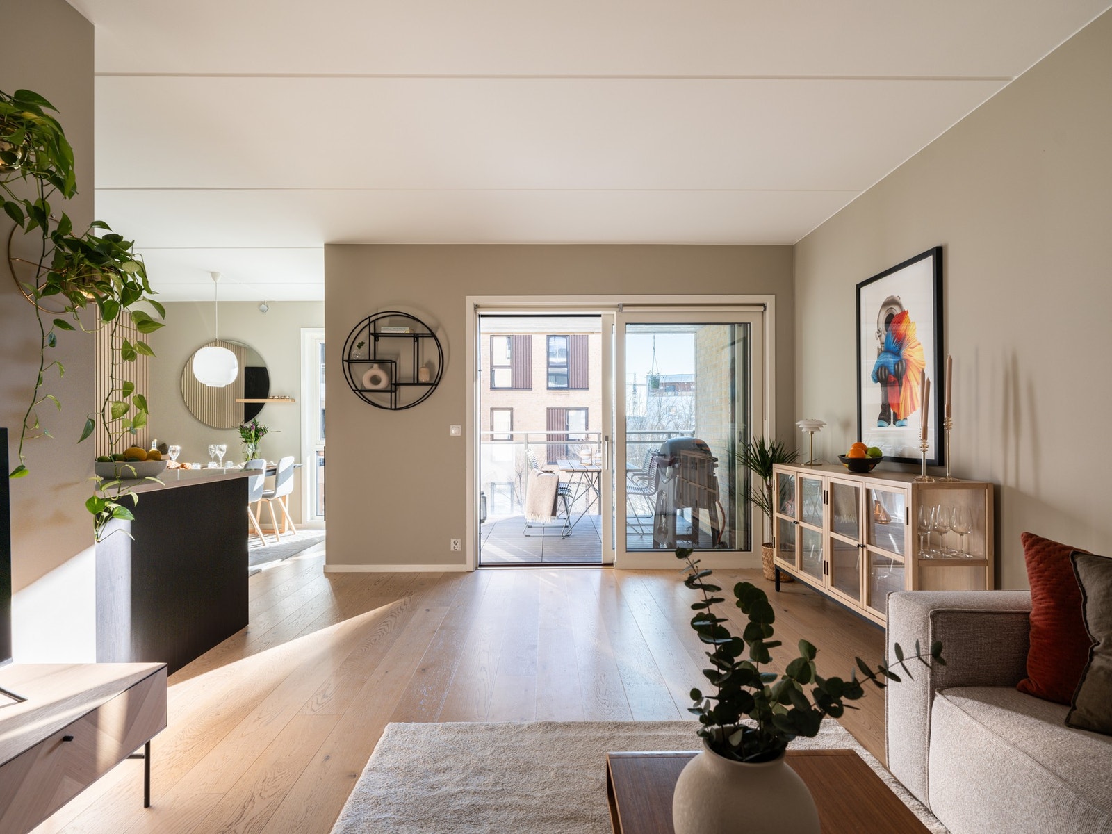 Boligen har stort oppholdsrom med gode soner for kjøkken og stue Galleribilde