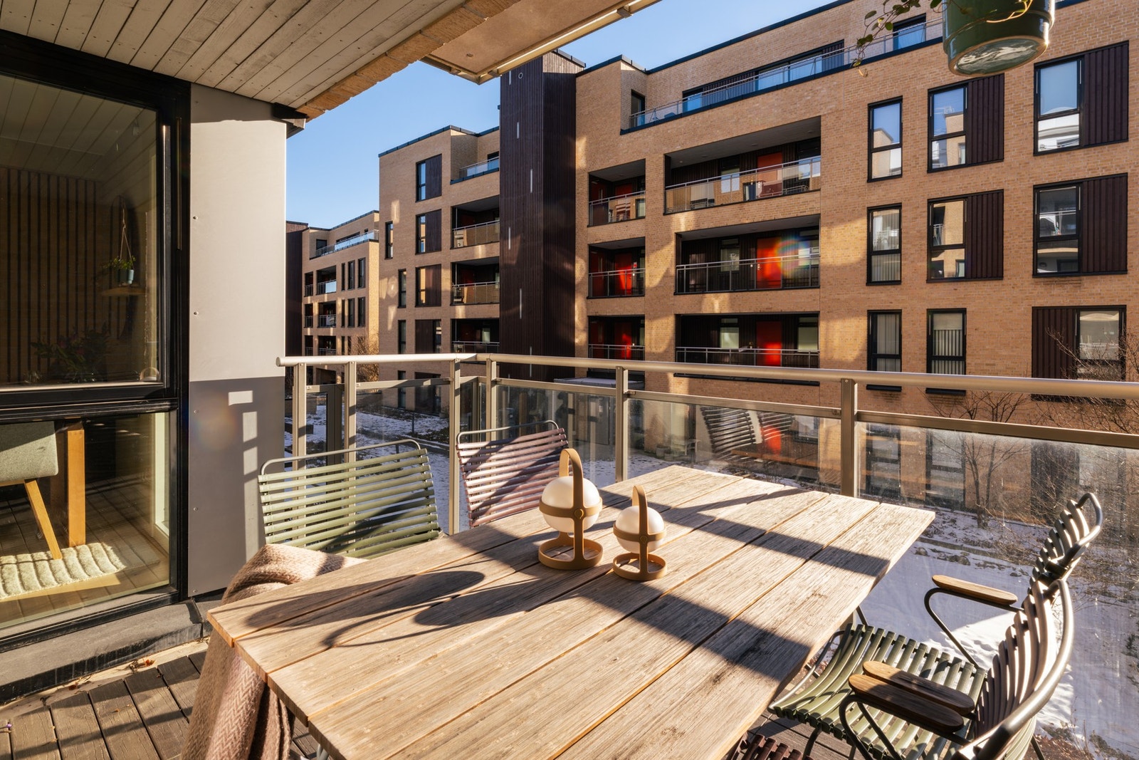 Utgang fra oppholdsrom til en skjermet balkong på 10 kvm Galleribilde