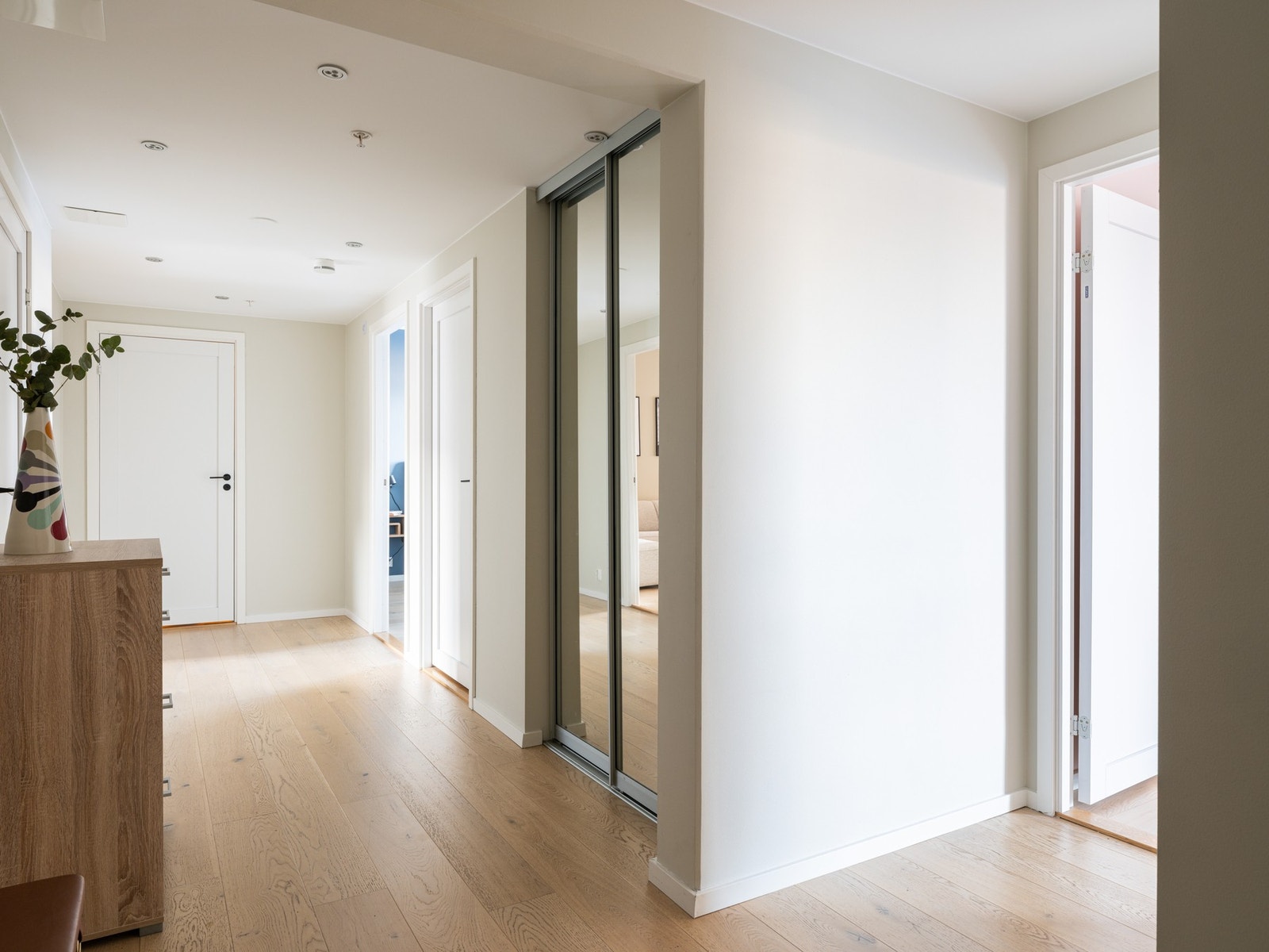 I entreen er det skyvedørsgarderobe med speilfronter Galleribilde