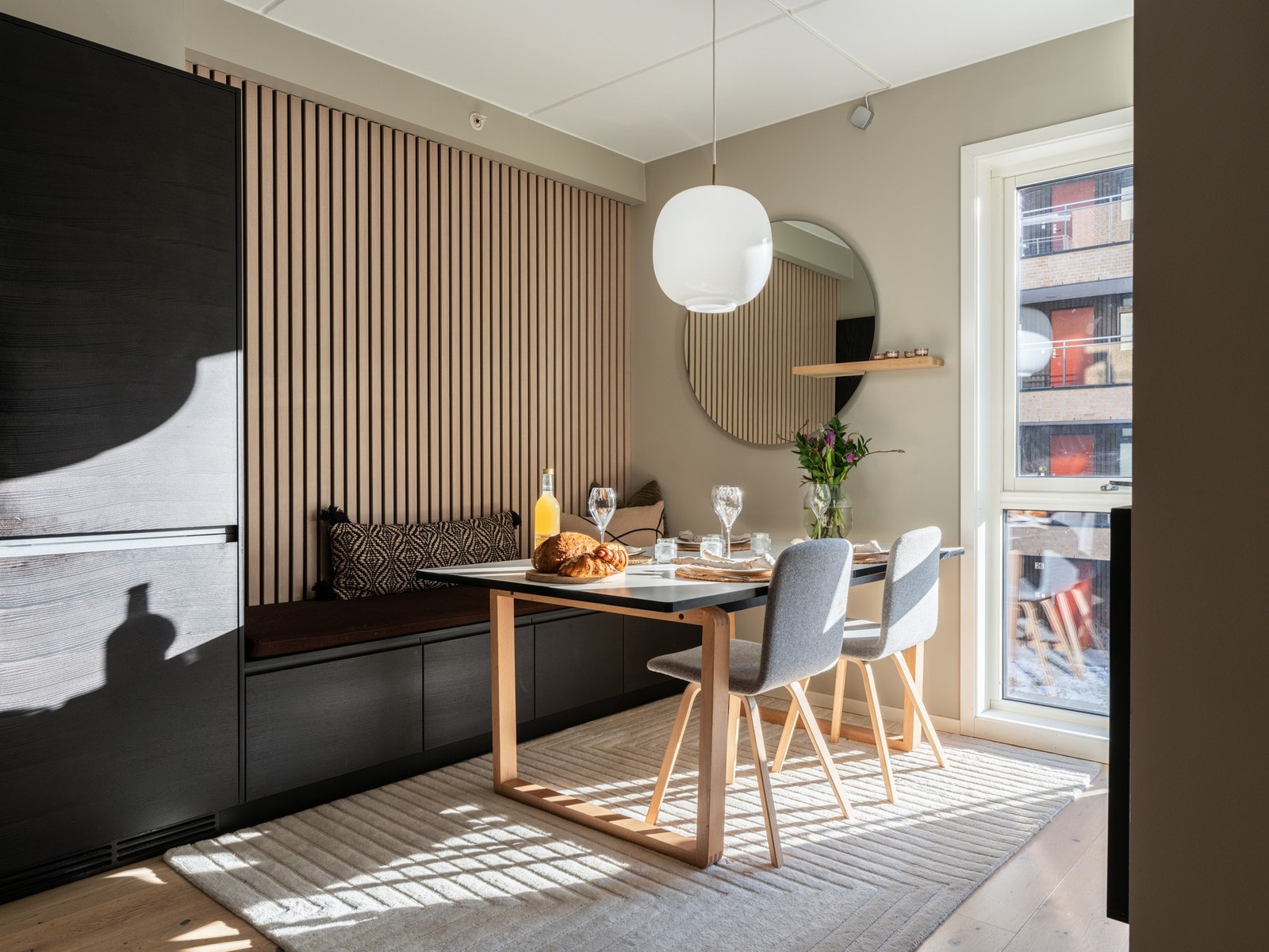 Innredningen har plassbygd benk med oppbevaring ved spiseplassen Galleribilde