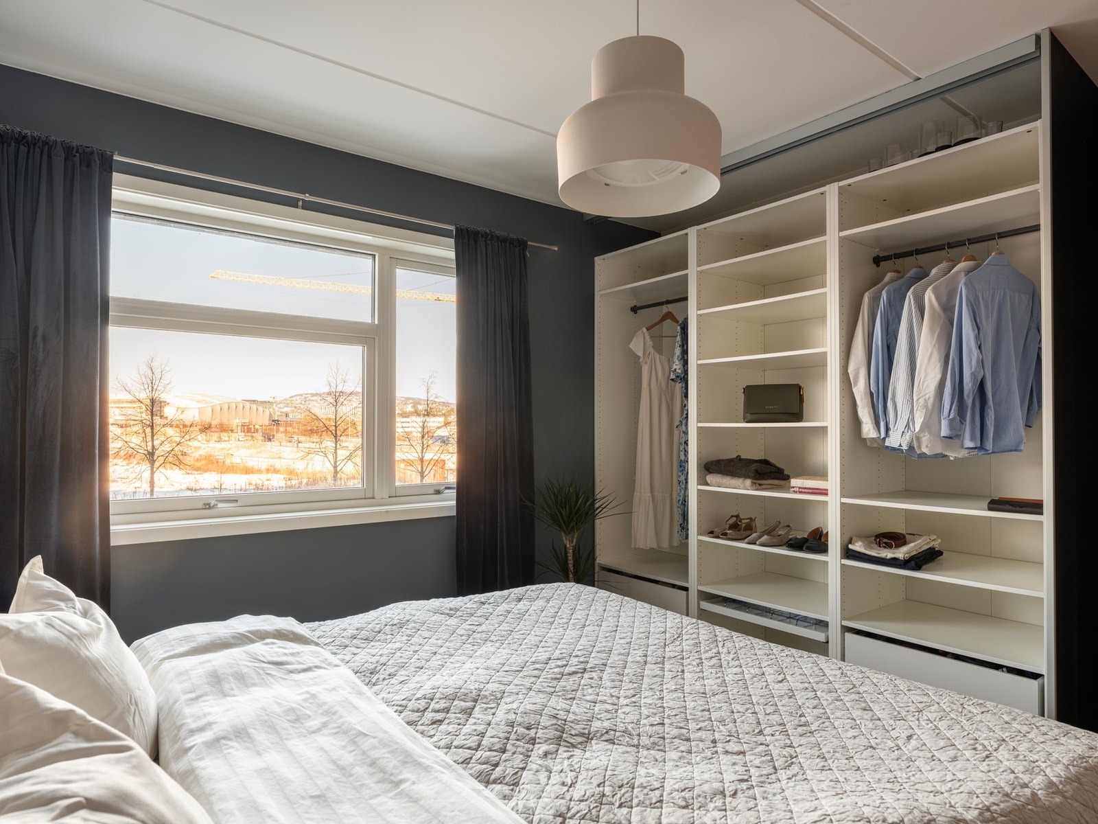 Soverom 1 med åpen gardebeløsning Galleribilde