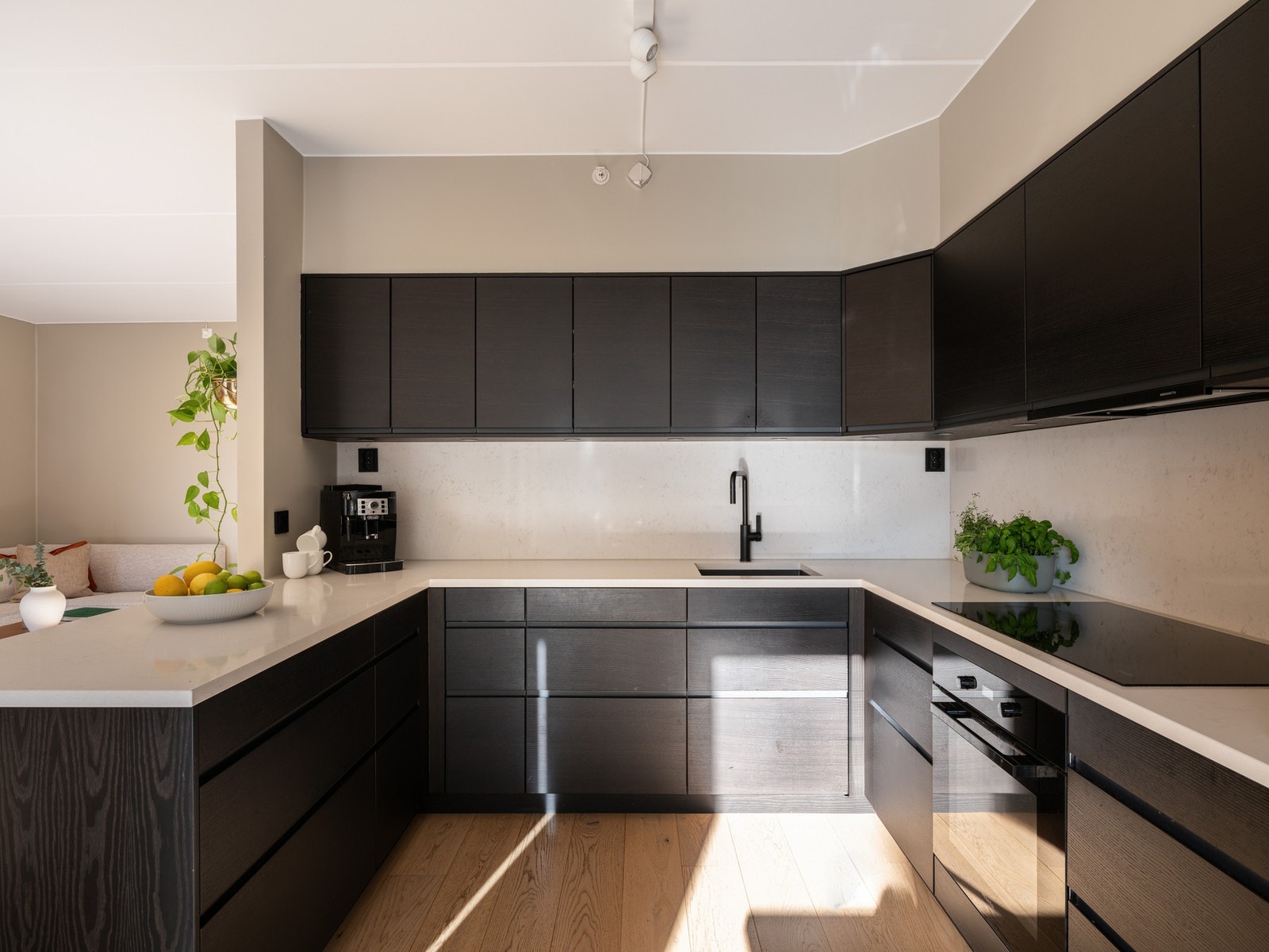 Det er rikelig med arbeids- og oppbevaringsplass på kjøkkenet Galleribilde