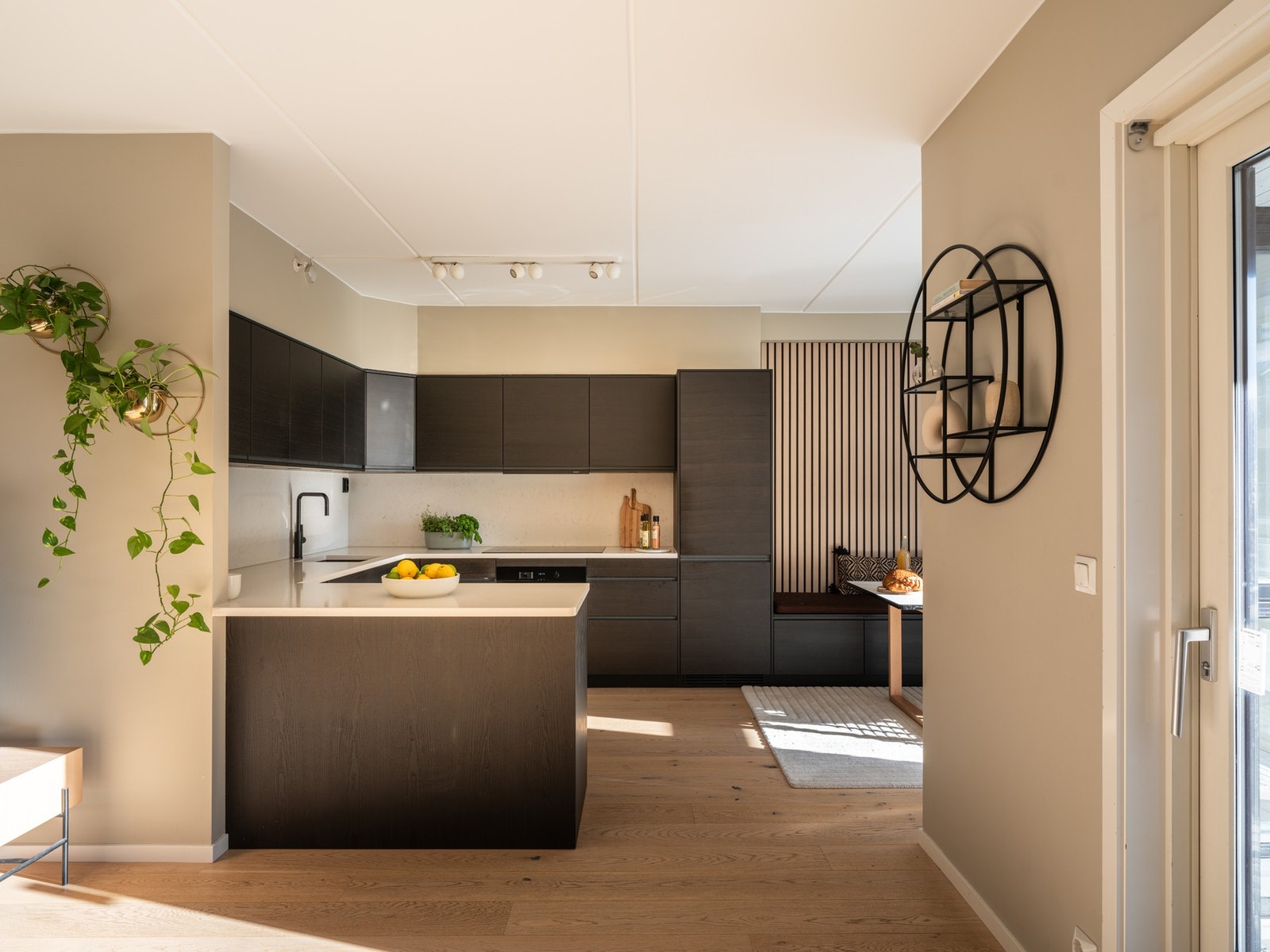 Kjøkkeninnredning fra Drømmekjøkken med integrerte hvitevarer Galleribilde